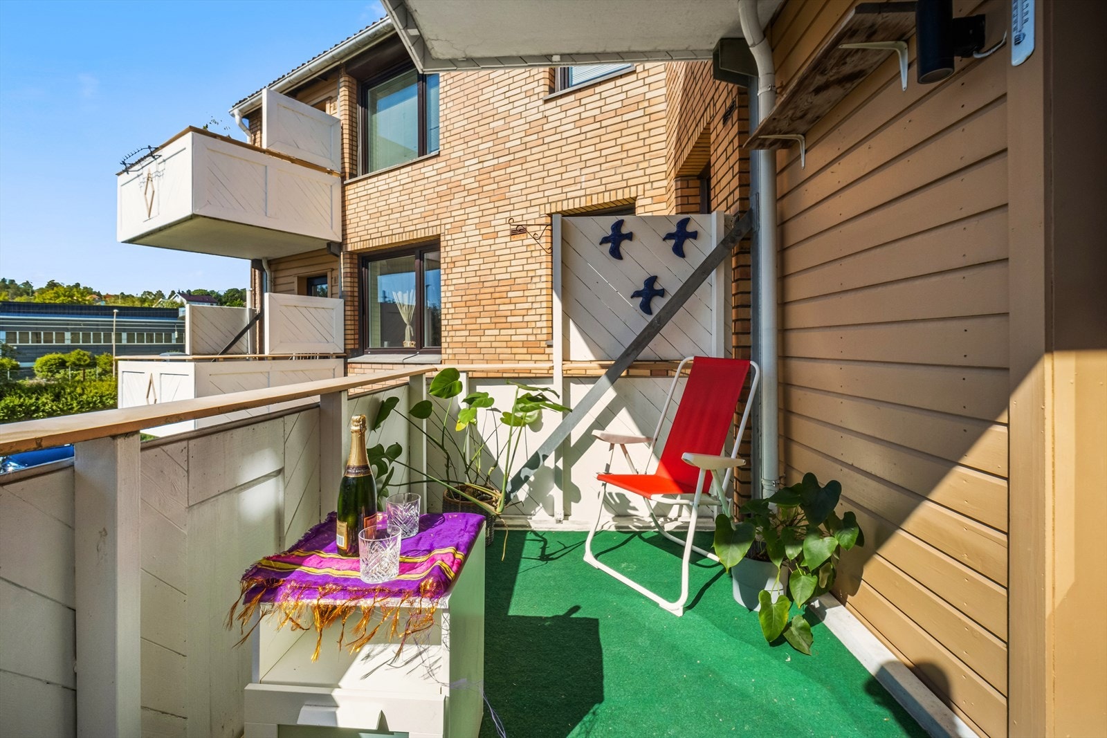 Vestvendt balkong i betongkonstruksjon med adkomst fra stue, ca.5 m². Rekkverkshøyden er målt til 89 cm. Teppe på dekke og rekkverk i trekonstruksjon. Stikkontakt og utebelysning. Galleribilde