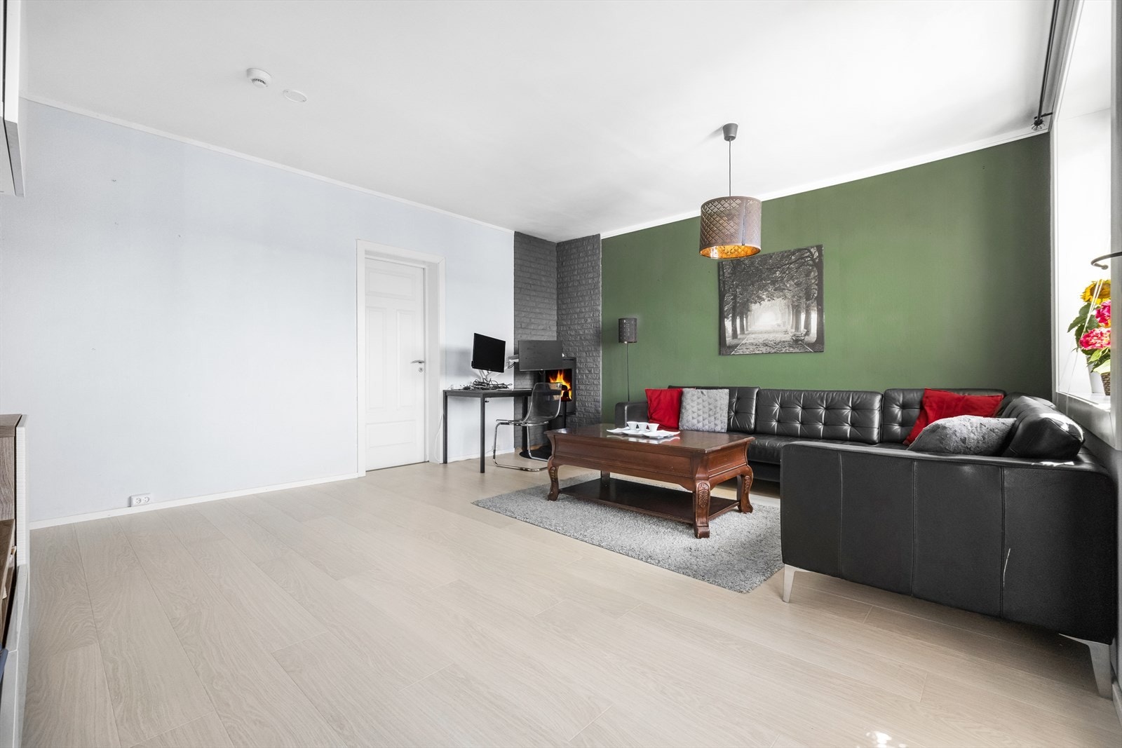 Nytt laminat gulv i stuen fra 2024 Galleribilde