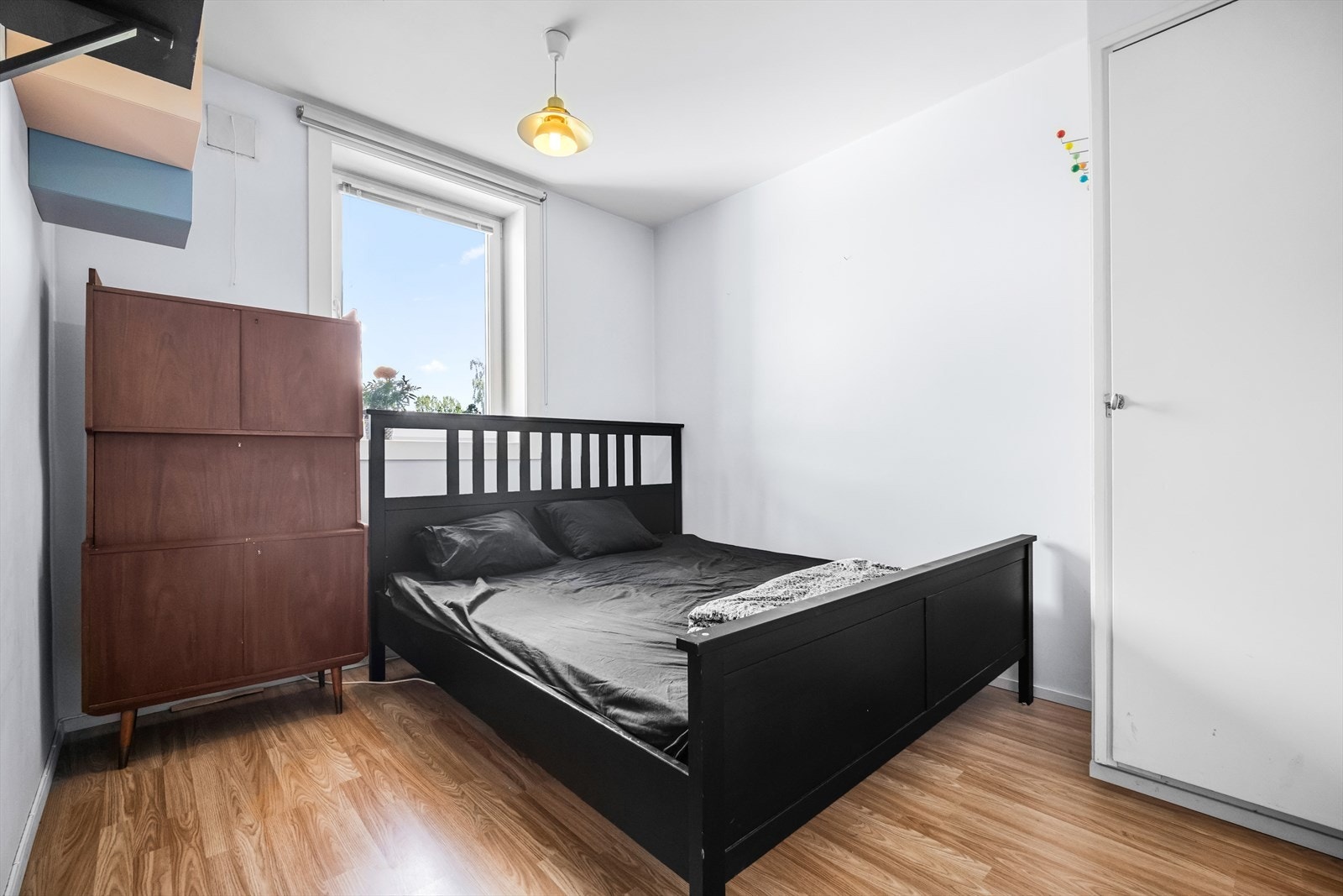 Soverom 2 har også fin plass til dobbeltseng eller sovesofa. Her kan man enkelt innrede etter eget ønske og behov. Galleribilde