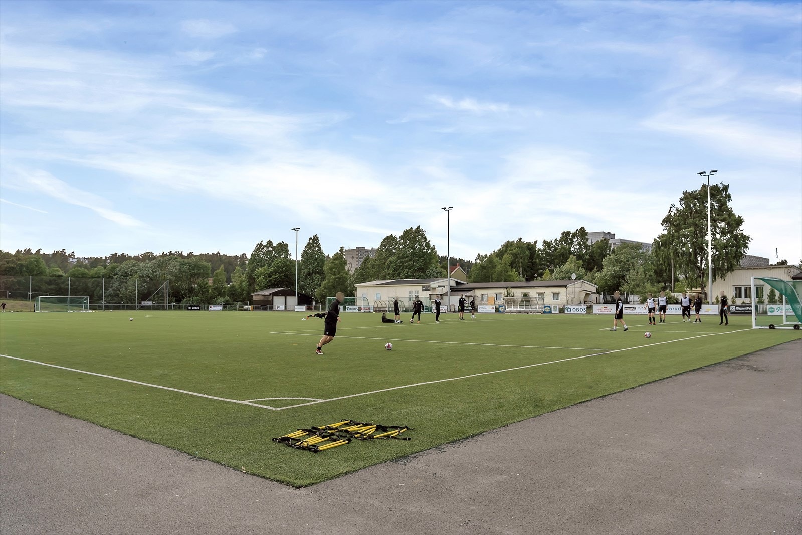 Grorud IL har aktivitetstilbud innen fotball, ski, turn og tennis. Idrettslaget har utendørsanlegg med flere baner og fine fasiliteter på Øvre Grorud, og i tillegg benyttes Groruddalen gymsal som idrettshall. Galleribilde