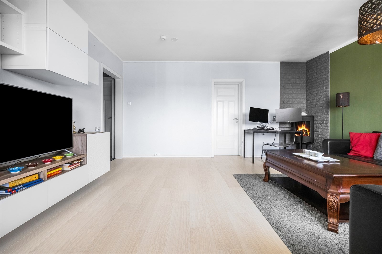 Romslig stue med god plass til både sofagruppe, tv-møblement og spisebord. Galleribilde