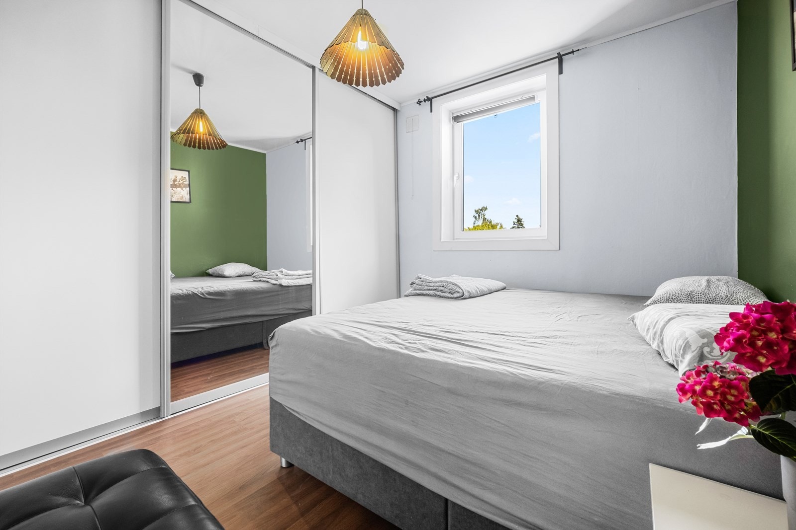 I tillegg er det et stort plassbygd garderobeskap med rikelig oppbevaringsplass. Galleribilde