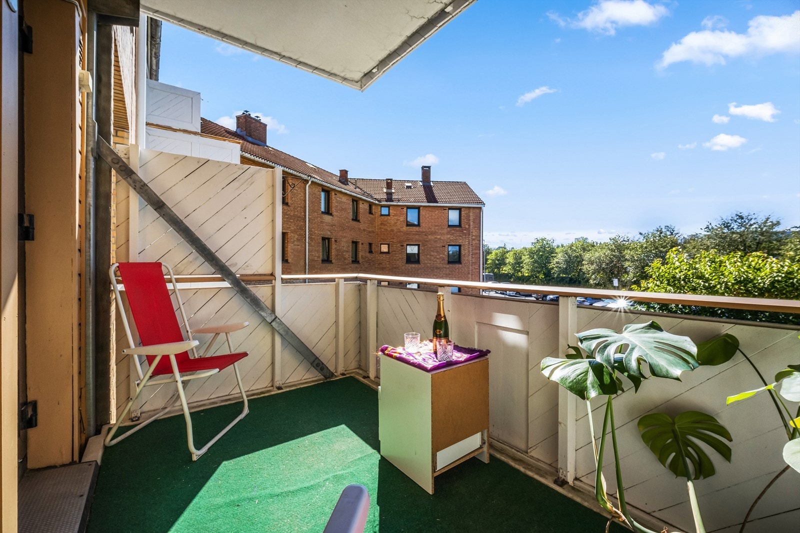 Utgang fra stue til solrik balkong på ca. 5 m². Galleribilde