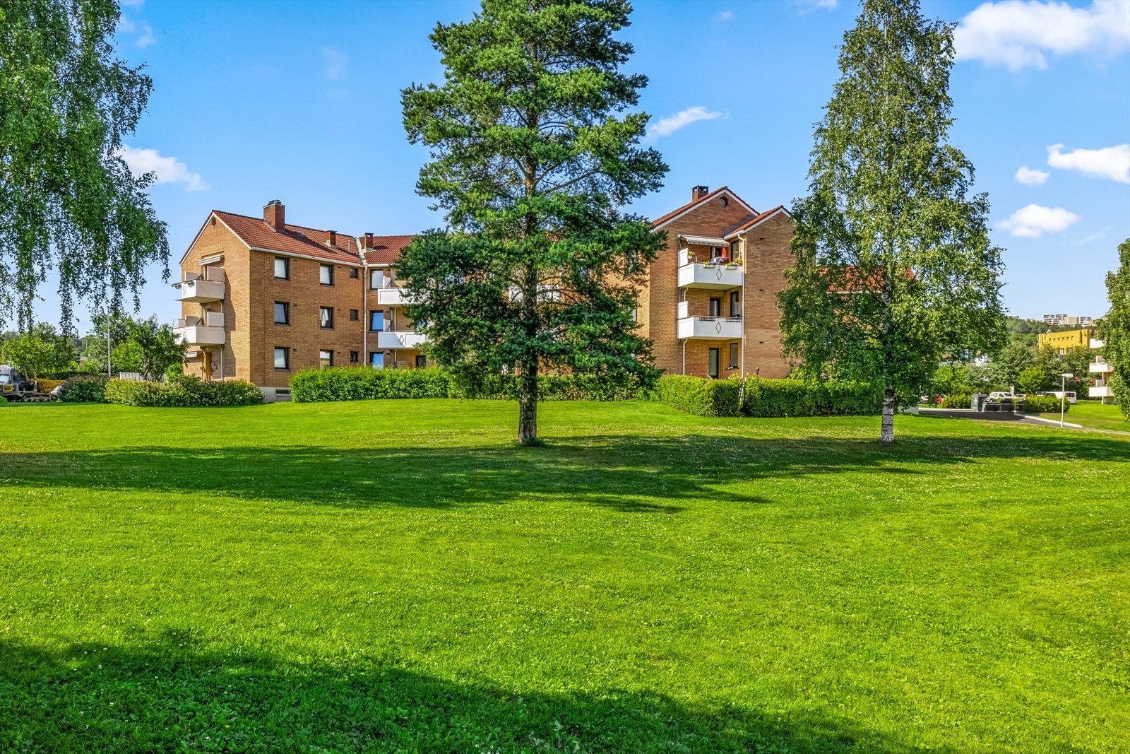 Borettslaget er svært familievennlig og er opparbeidet med asfalterte internveier og store grøntområder. Galleribilde