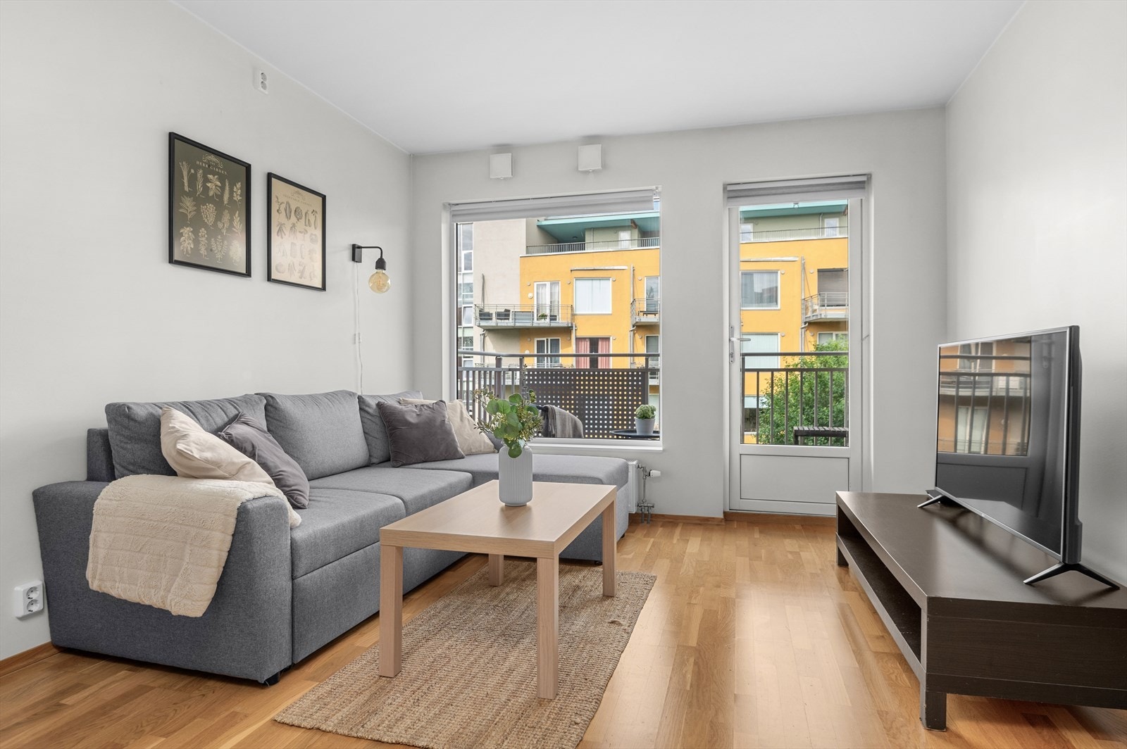 Videre besitter leiligheten moderne kvaliteter som balansert ventilasjon, fjernvarme og heis i bygget. Medfølger romslig bod i kjeller. Galleribilde