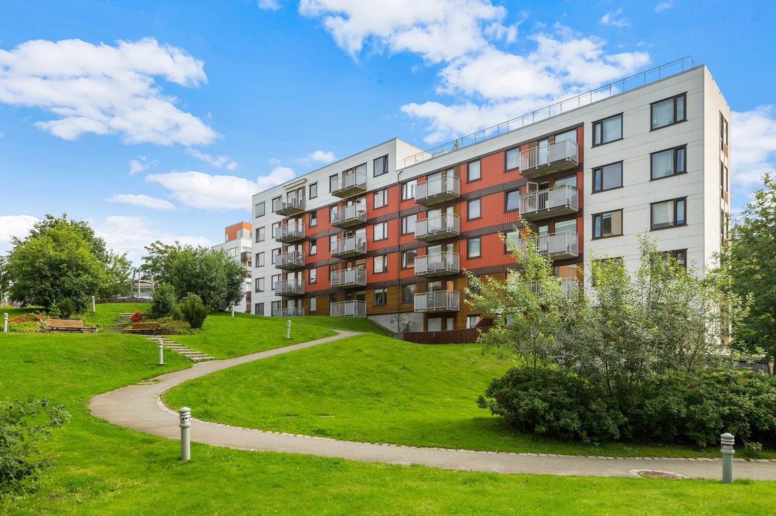 Leiligheten skiller seg ut med et usedvanlig godt bo-økonomisk regnestykke, hvor utleiedel dekker store deler av felleskostnaden, som inkluderer strøm, fjernvarme, kommunale avgifter, tv/internett og drift/vedlikehold . Galleribilde