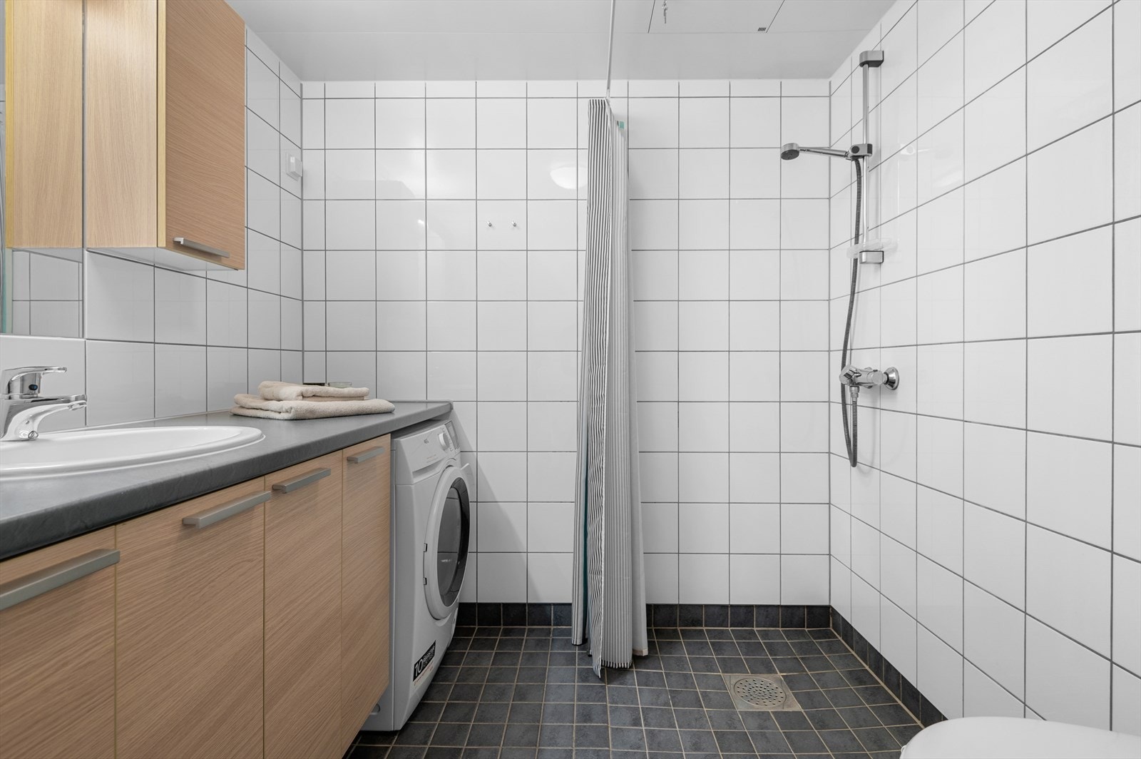 Delikat og flislagt baderom på gode 4m². Det er selvsagt behagelig gulvvarme som varmekilde. Her får du også stilig innredning fra italienske Aran. Galleribilde