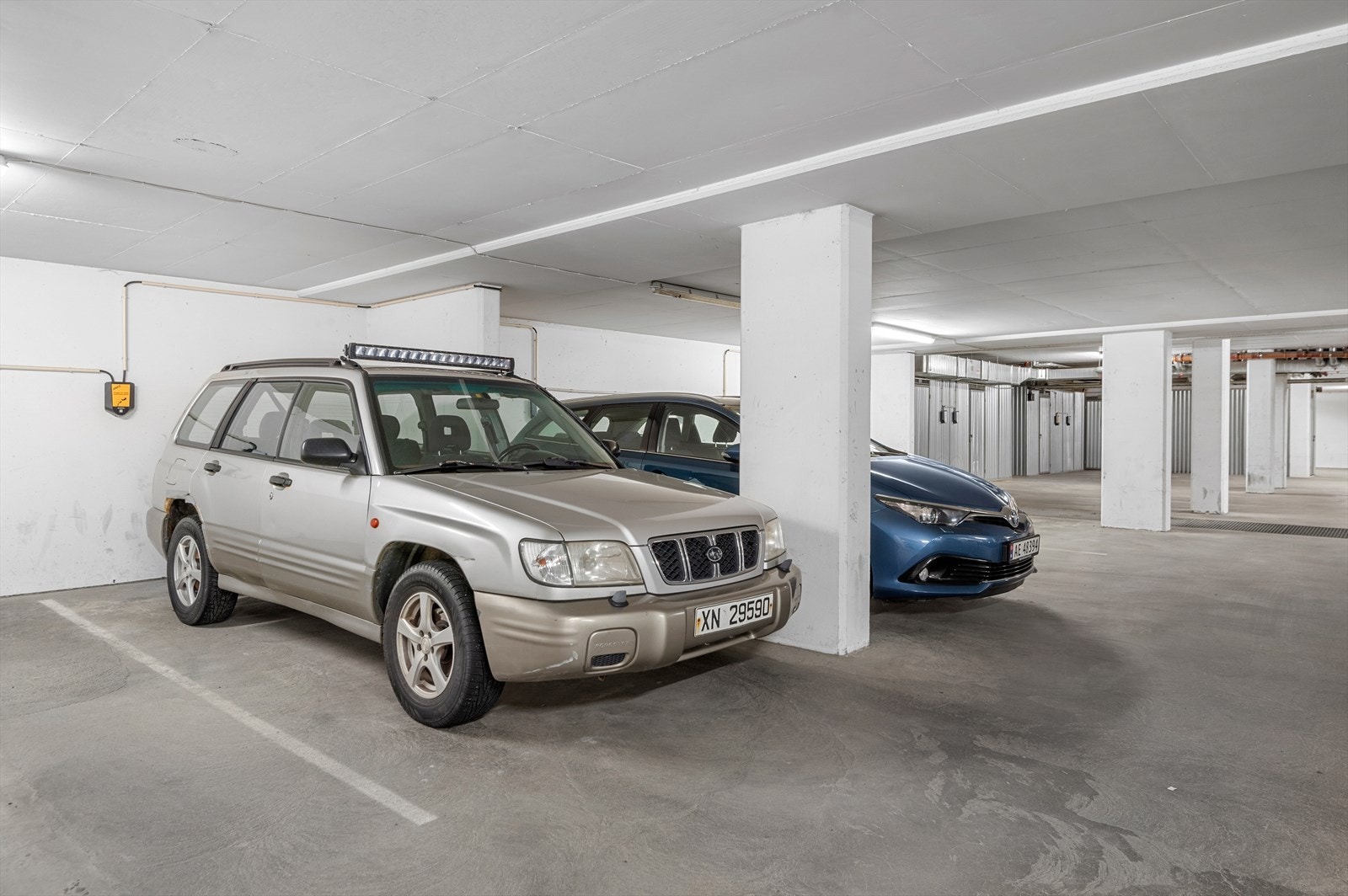 Fast parkeringsplass i parkeringskjeller medfølger handelen. Parkeringsplassen kan leies til andre beboere i borrettslaget om ønskelig. Galleribilde