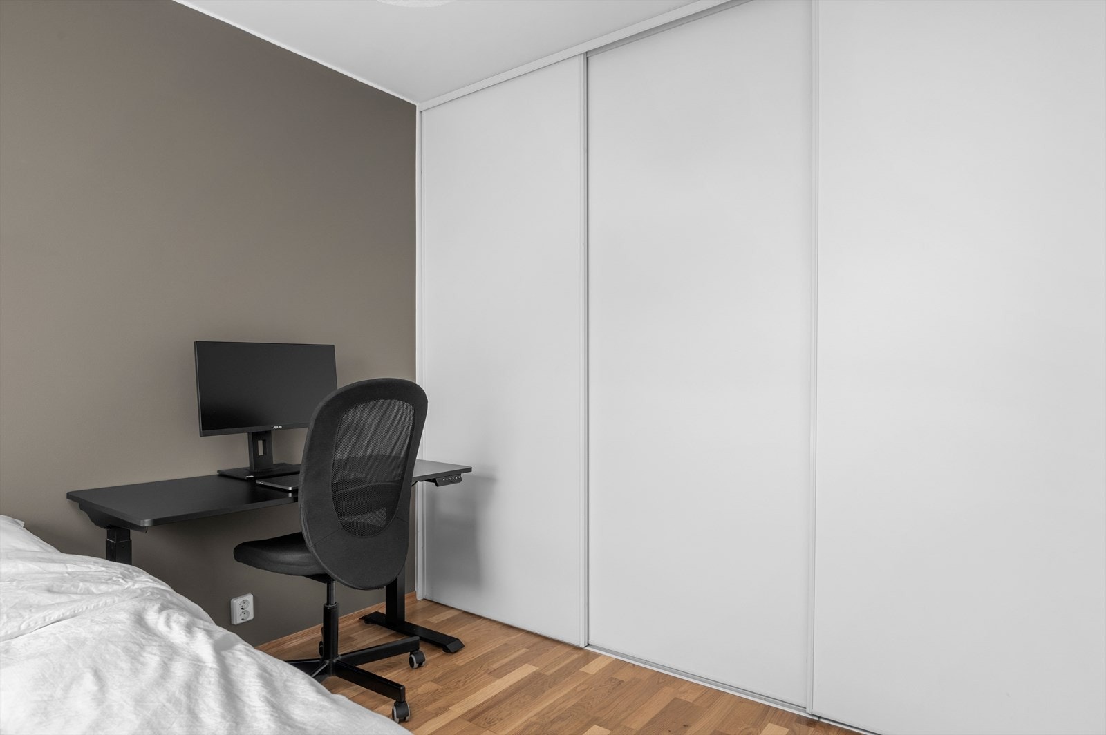 Garderobeskap medfølger handelen. Galleribilde