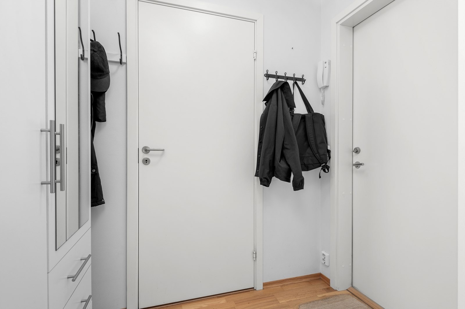 Entre på gode 3,3m². Her får du godt med plass til oppbevaring av sko og yttertøy. Skapet ved entré medfølger handelen. Galleribilde