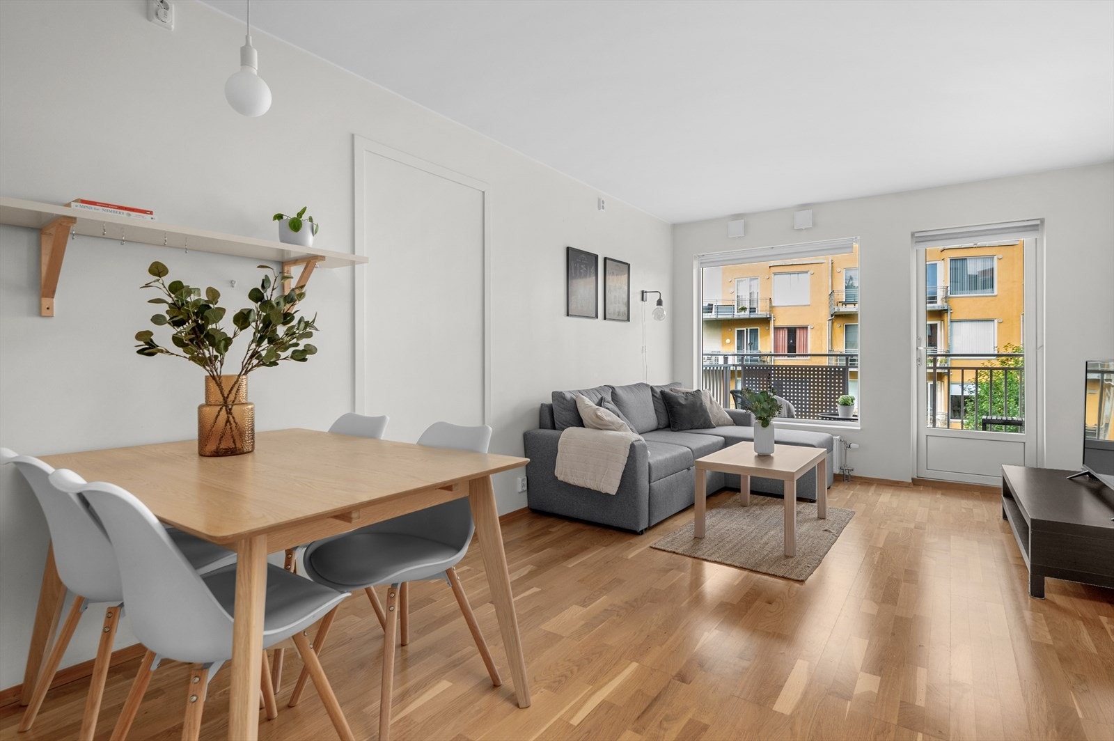 Store vindusflater som sørger for en luftig atmosfære i allrommet. Etter dagens bruk får spiseseksjonen sin plassering ved kjøkkenet. Galleribilde