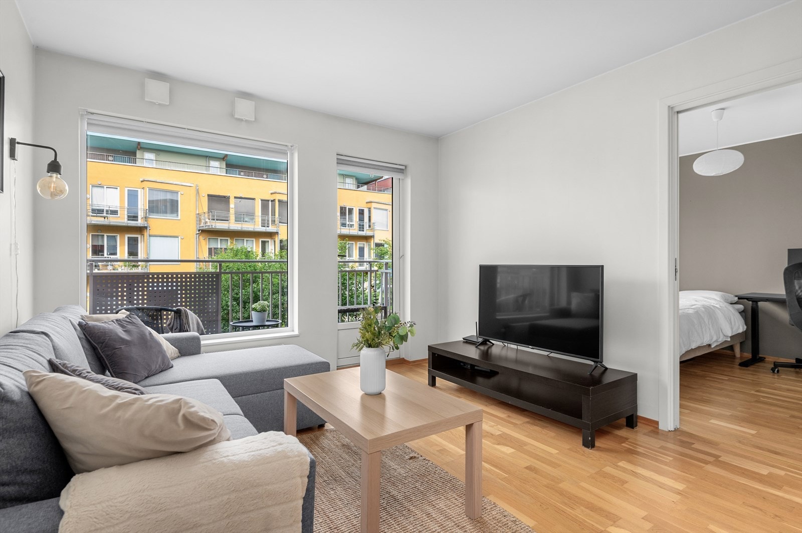 Leiligheten består av en hoveddel og utleiedel. Hoveddelen byr på stue, kjøkken, baderom, soverom og entré. Borettslaget har IN-ordning, noe som gir mulighet for individuell nedbetaling av fellesgjelden knyttet til andelen. Galleribilde