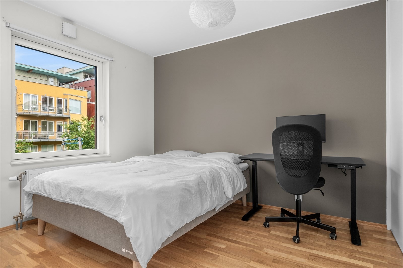 Soverommet måler hele 11,5m² og har god plass til både dobbeltseng, skrivepult og garderobeskap. Galleribilde