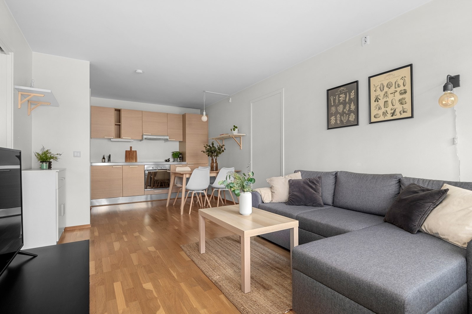 Den åpne stue- kjøkkenløsningen strekker seg over 19,5m², og byr på flere møbleringsmuligheter. Galleribilde