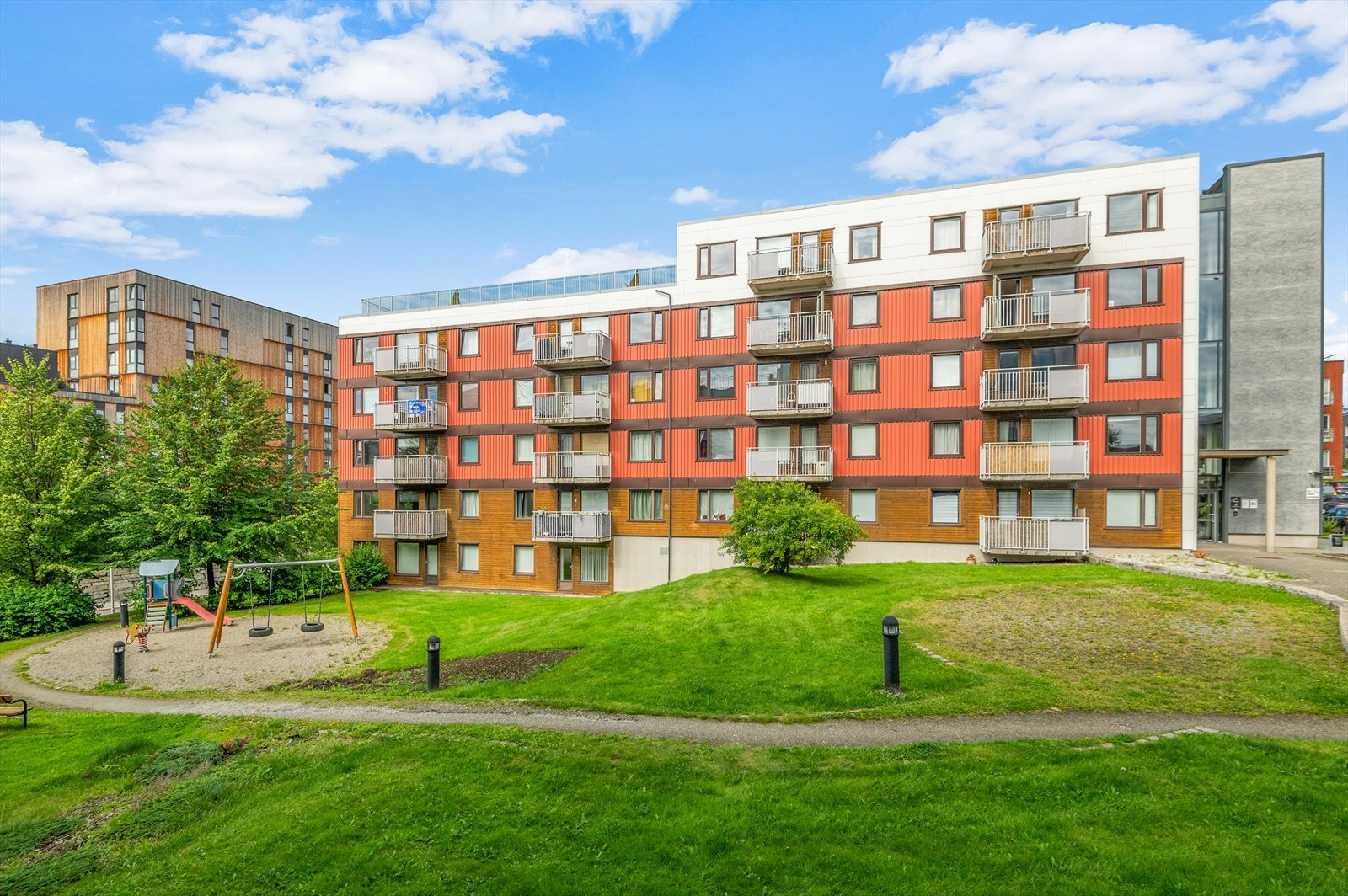 Borettslaget har flotte grøntområder med lekeplasser for de minste og sittegrupper for de største. Galleribilde