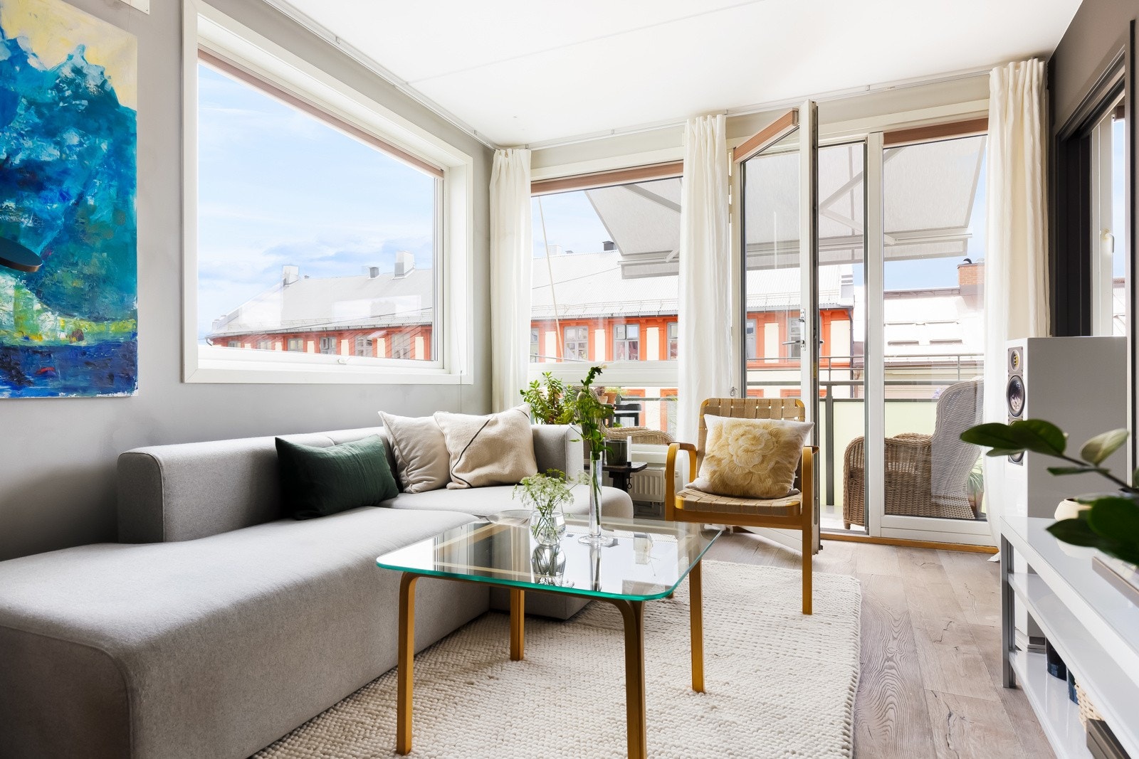 Velkommen til en bolig med "alle fasiliteter" samt så har en det meste inkludert i fellesutgiftene som f.eks. fyring, varmtvann og internett/optisk fiber med høy kapasitet (1000mbps)g . Galleribilde