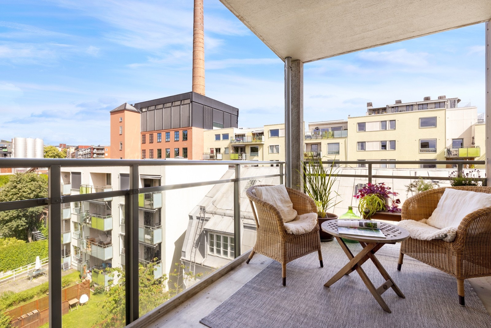 Det er et hyggelig uteområde med plass til en sittegruppe. Flott utsikt mot sameiets flotte hage. Galleribilde
