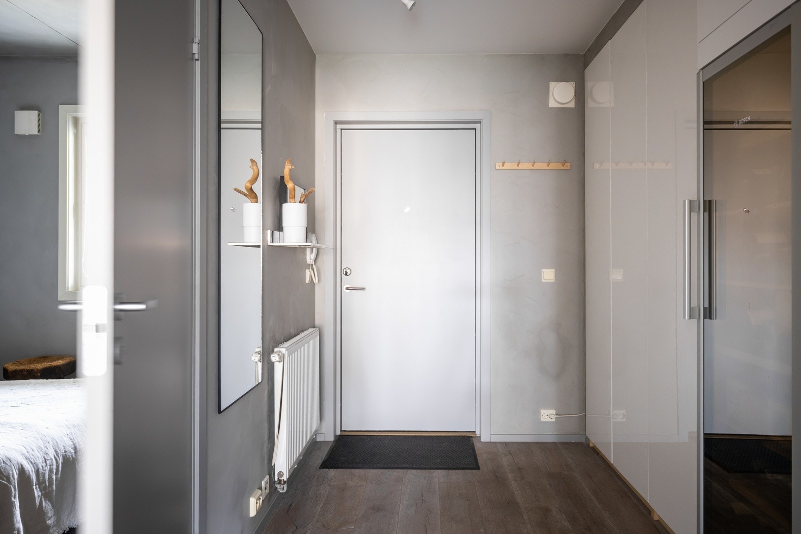 Innbydende entré som gir et godt førsteinntrykk av leiligheten. Galleribilde