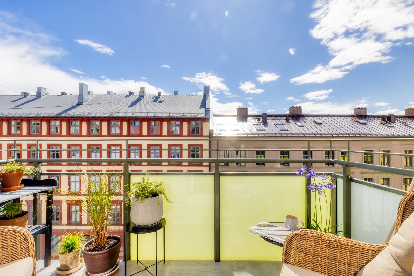 Balkongen måler ca. 5 m², og har god plass til sittegruppe, grill, beplantning m.m. Galleribilde