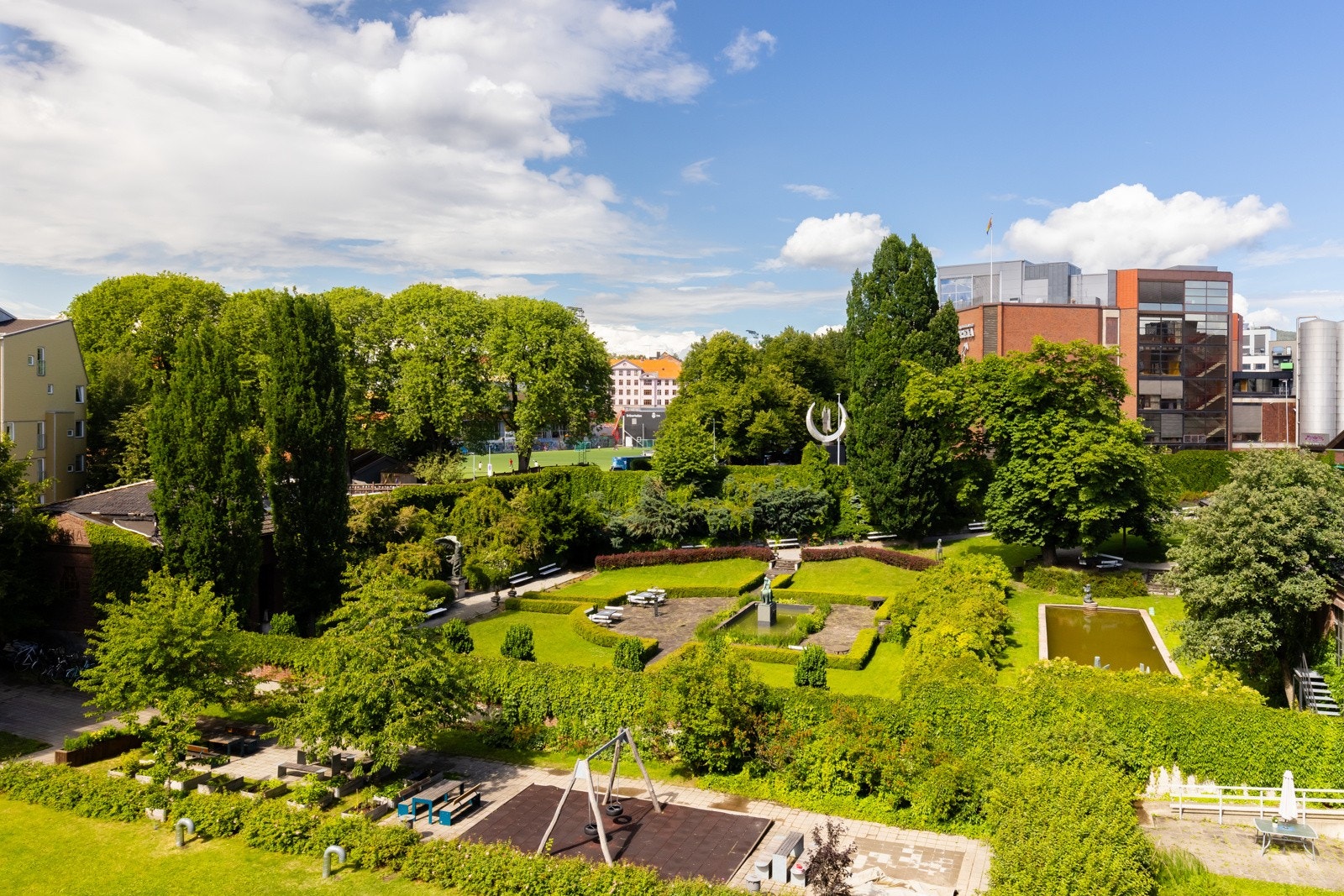 Det er fint utsyn mot sameiets frodige bakgård og Freiaparken. Galleribilde