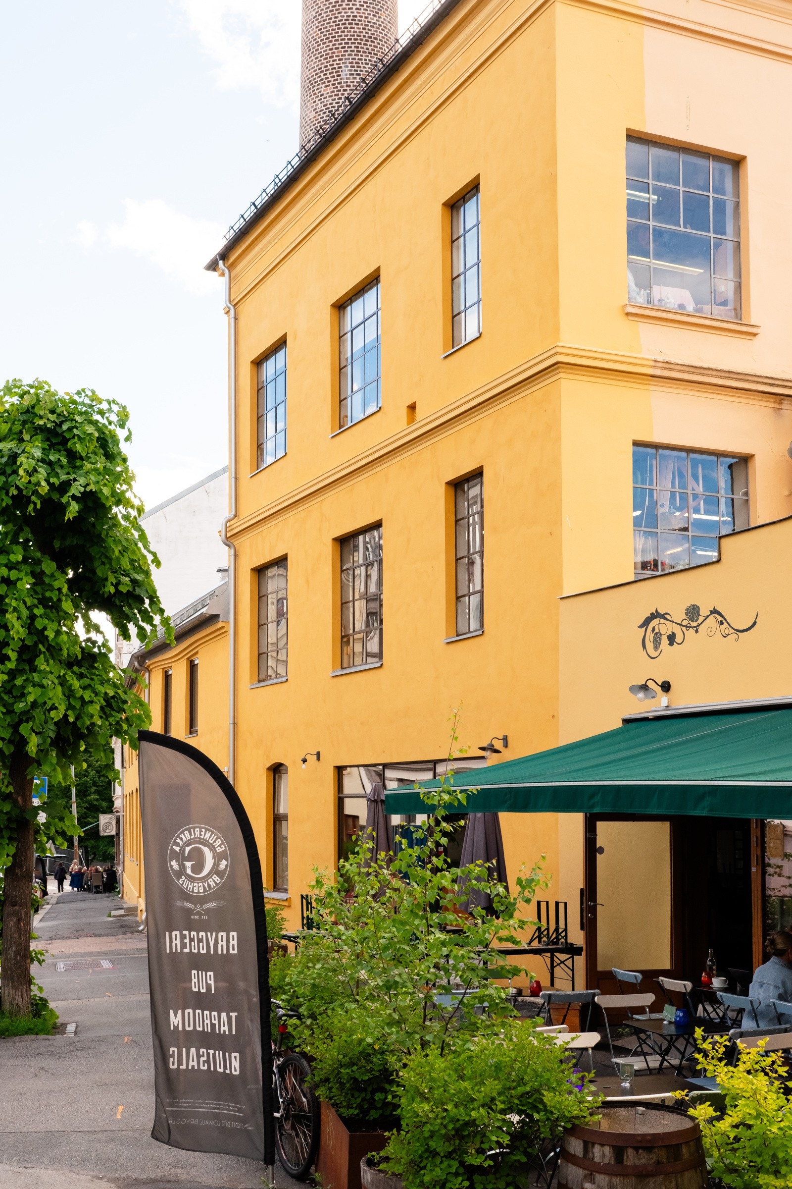 Nyt både god mat, kaffe, øl og steming på Vespa og Humla - rett bort i gaten. Galleribilde