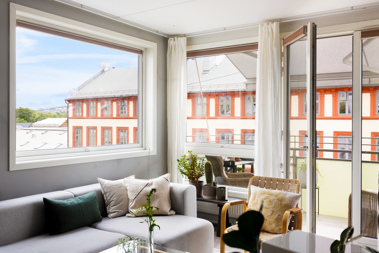 Hjørneleilighet med store vindusflater som slipper rikelig med lys inn i boligen. Galleribilde