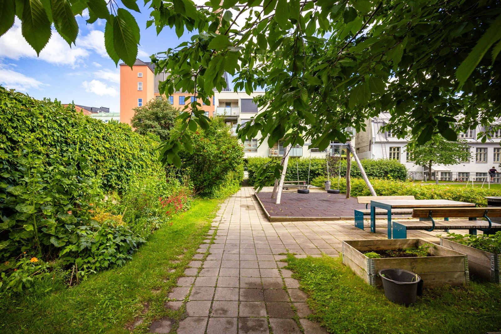 Hyggelig bakgård med lekeplass og sittegrupper. Galleribilde
