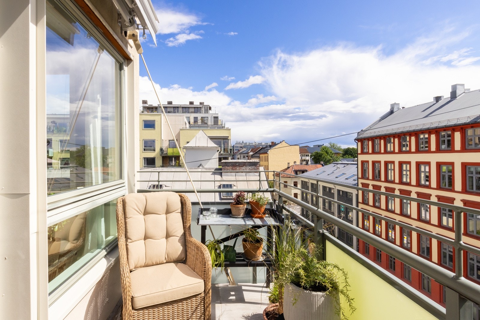 Balkongen fungerer som en naturlig forlengelse av stuen på varmere dager, og er i tillegg utstyrt med ny markise. Galleribilde