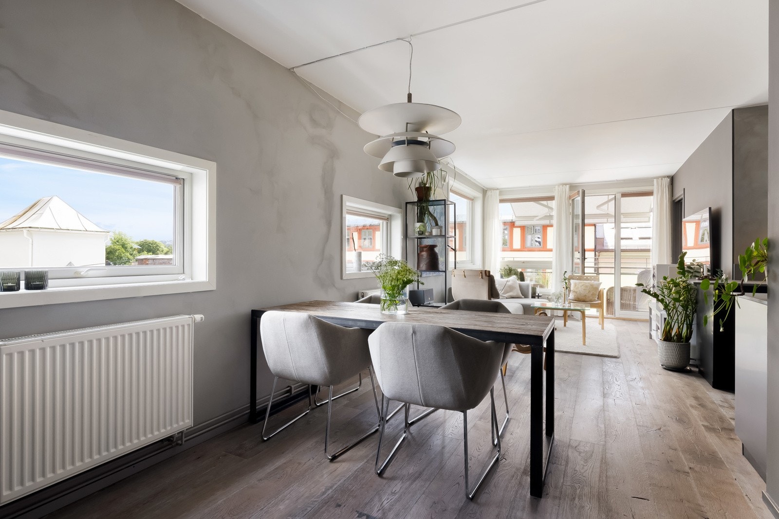 Leiligheten er oppvarmet med vannbåren varme til radiator (elektrisk gulvvarme på badet). Galleribilde