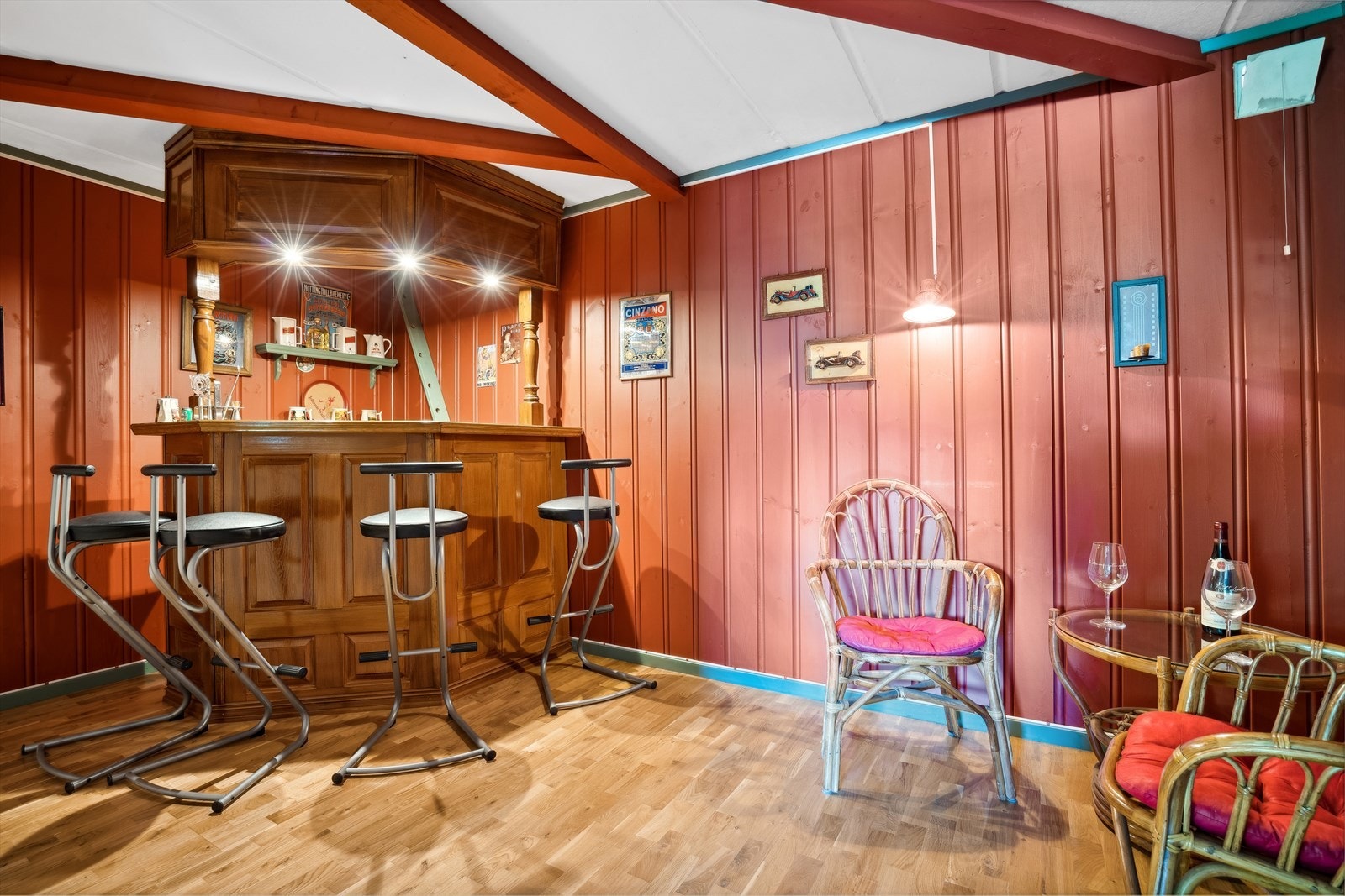 I underetasjen er det to oppholdsrom. I dag brukes det ene oppholdsrommet som en stilig bar. Galleribilde