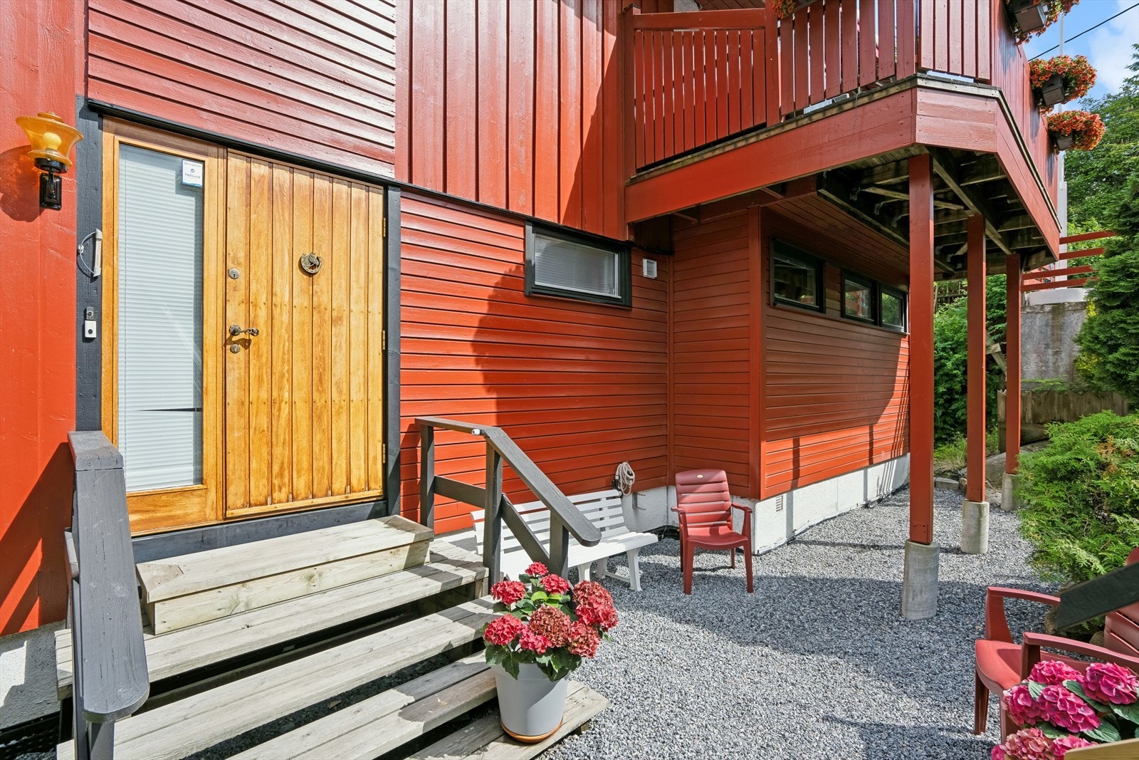 Tomten er pent opparbeidet med gressplen, grus og solrike omgivelser. Galleribilde