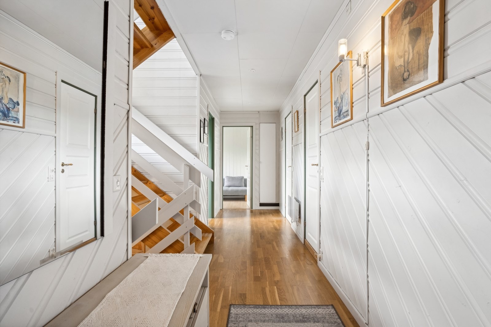 Gangen via trappene tar deg videre til både underetasjen og 2. etasje. Galleribilde