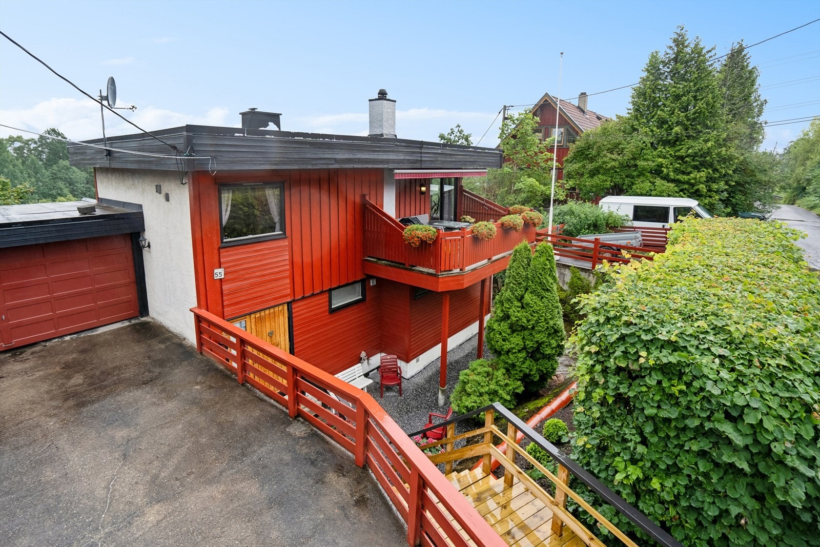 Det går trapper ned fra veien til boligens tomt og til inngangspartiet. Galleribilde