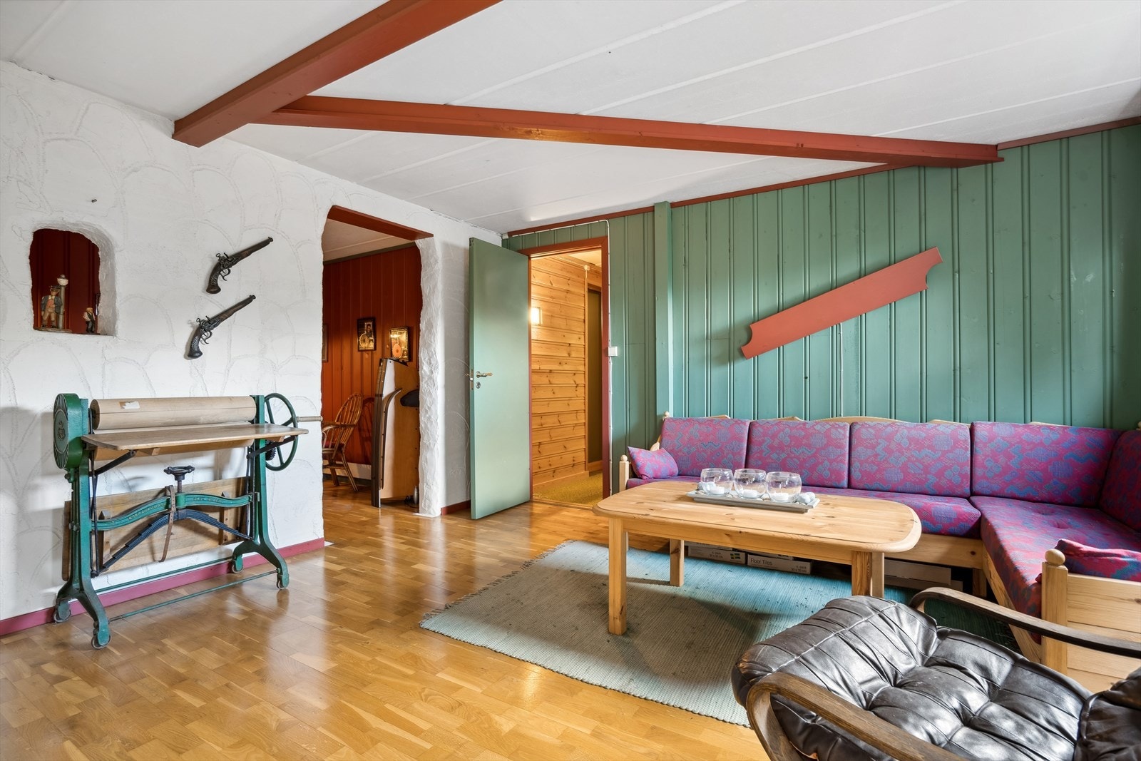 Kjellerstue med tilgang til baderom i samme etasje - perfekt for ungdommen i huset. Galleribilde