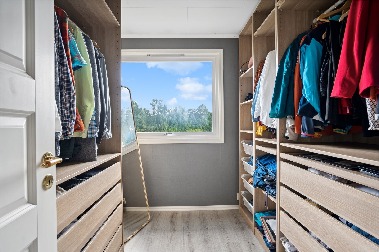 Dette er et av soverommene som i dag benyttes som en walk-in closet. Alle garderobene medfølger boligen. Galleribilde