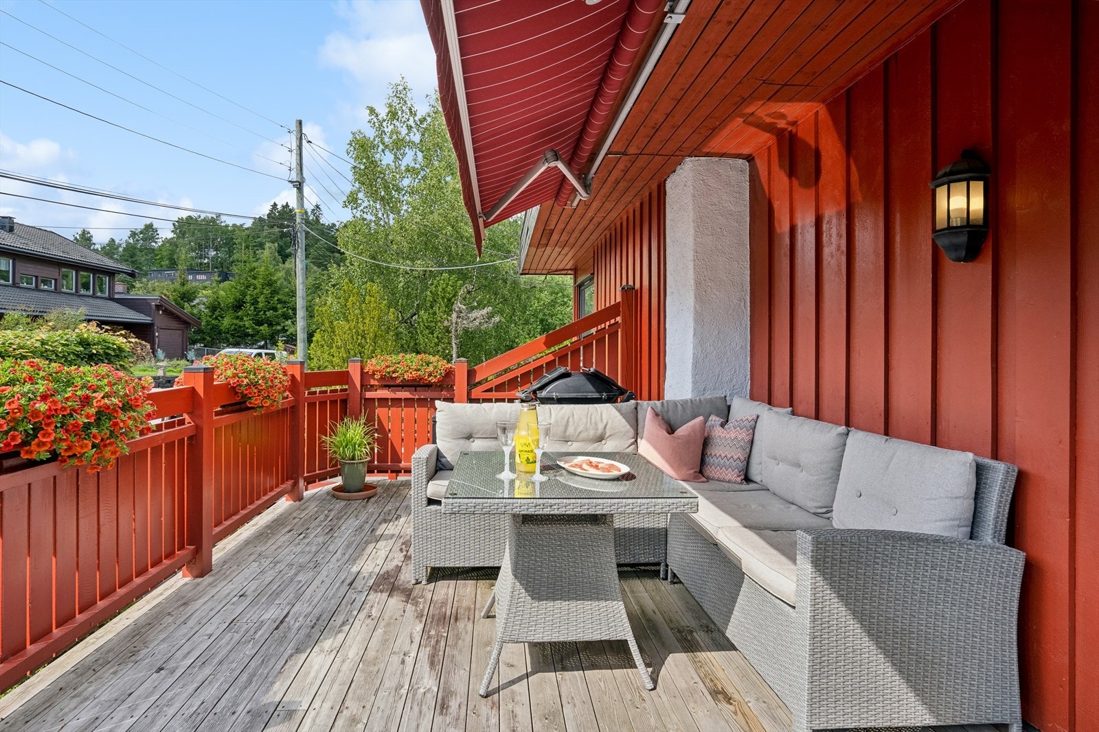 Fra stuen er det utgang til en vestvendt veranda på ca. 17 m² med svært gode solforhold. Galleribilde