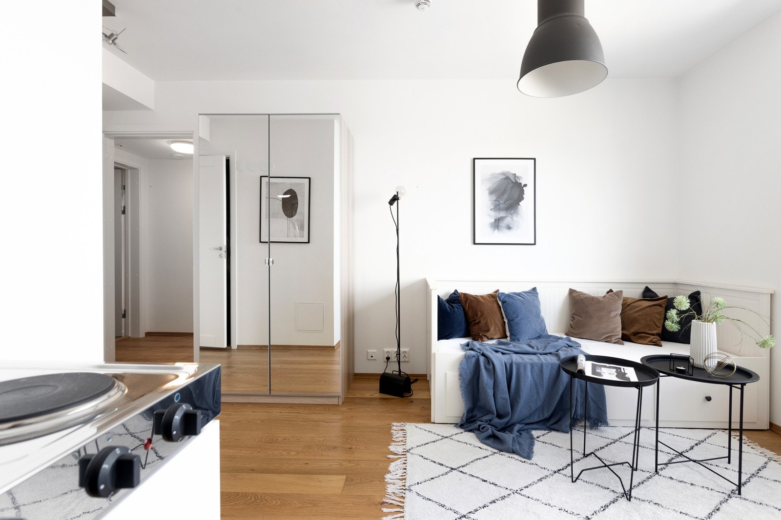 Hybelen er romslig med et stort oppholdsrom i tillegg til bad. Galleribilde