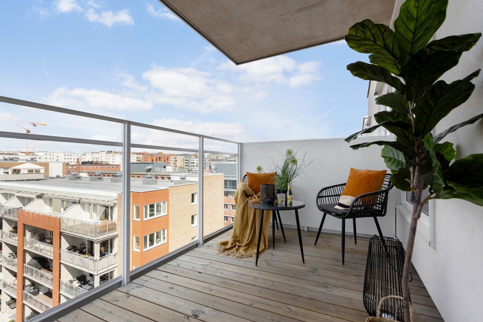 Fra stuen er det utgang til en solrik og usjenert balkong på ca. 8 m² med god plass til utemøbler. Galleribilde