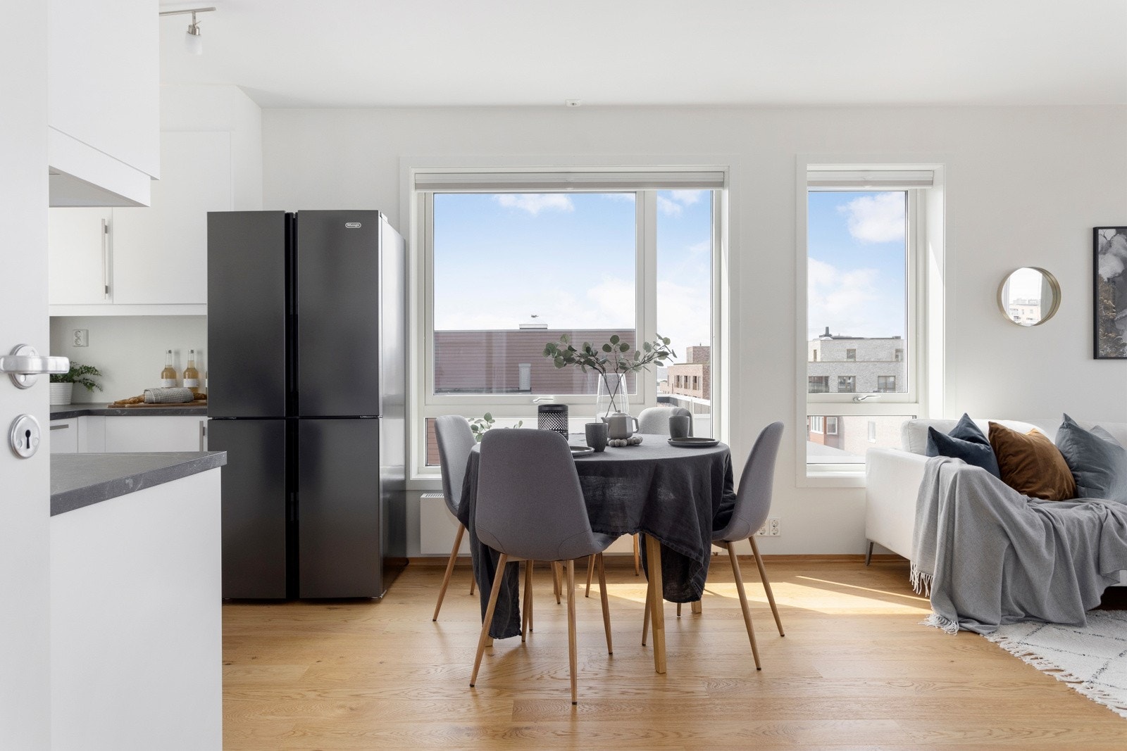 Stuen har store vindusflater samt naturlige soner for spisebord og sofagruppe. Galleribilde