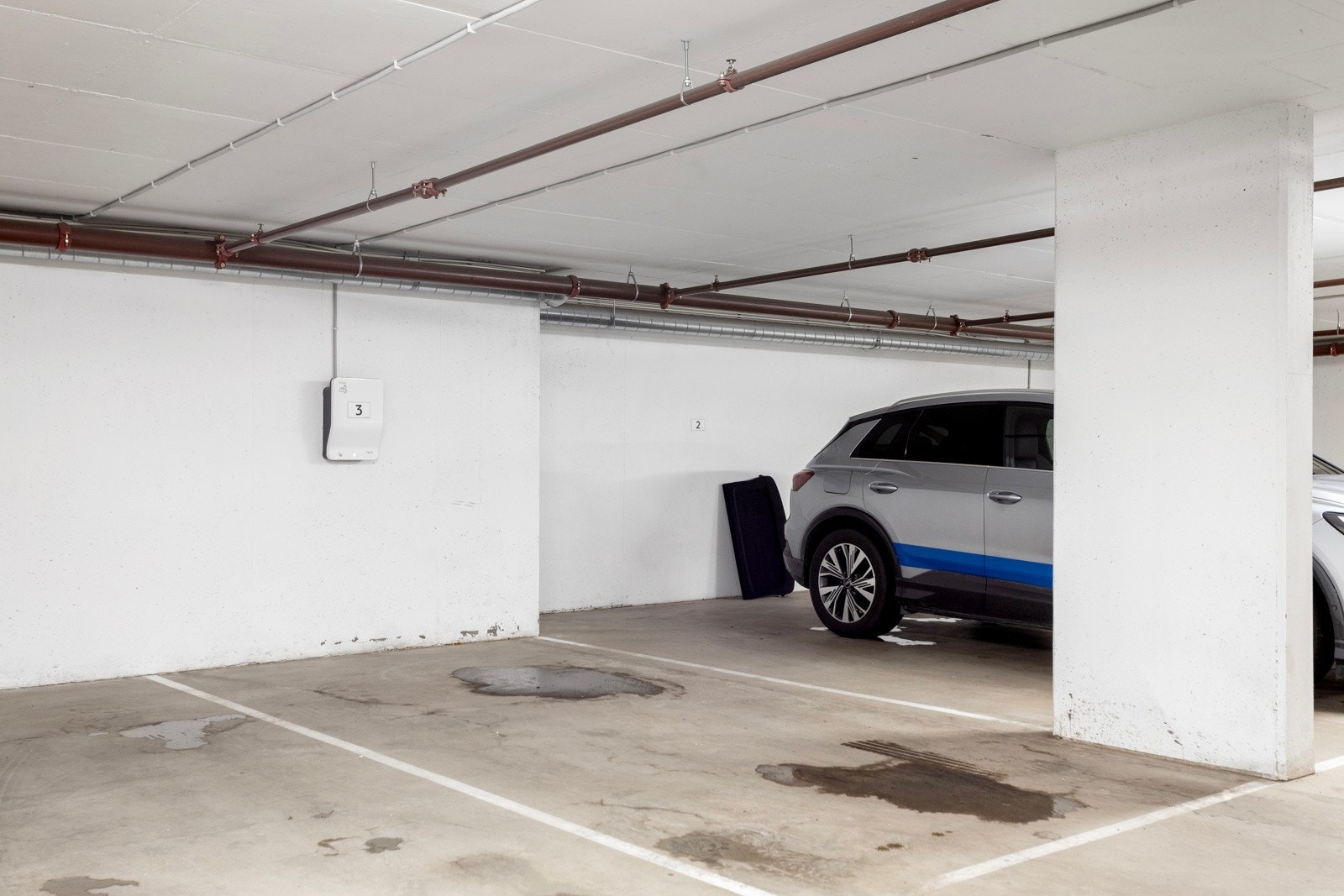Garasjeplassen har el-bil lader og en av de beste beliggenhetene i garasjen. Galleribilde