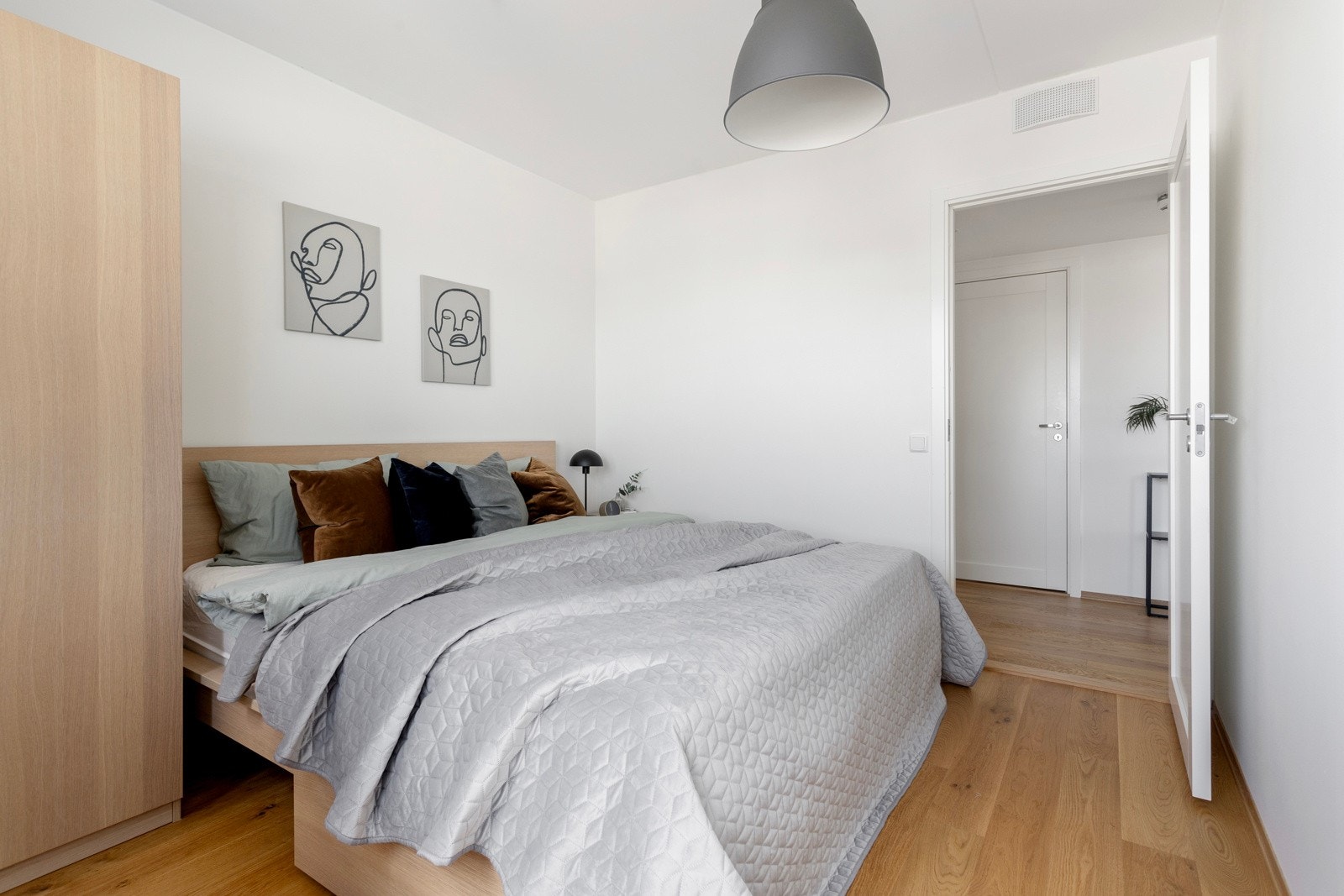 Hovedsoverommet har også god plass til dobbeltseng. Galleribilde