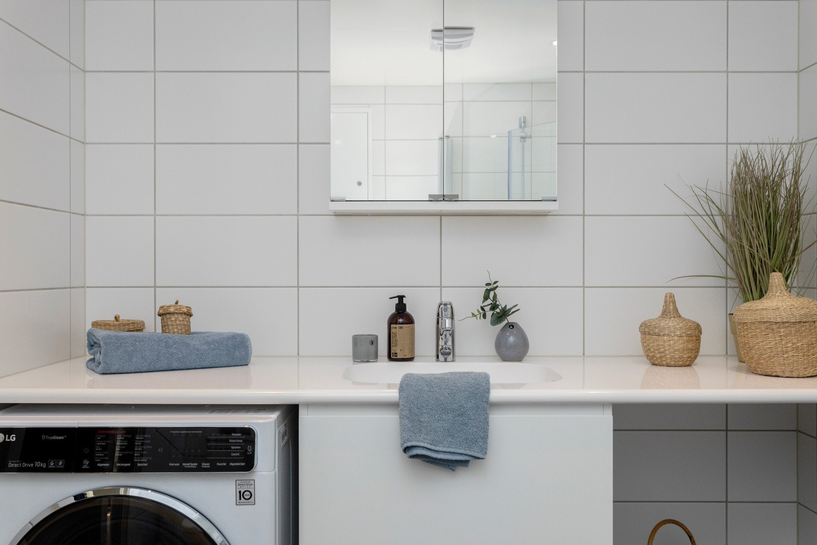 Her har du god plass til både oppbevaring, vaskemaskin og tørketrommel. Galleribilde