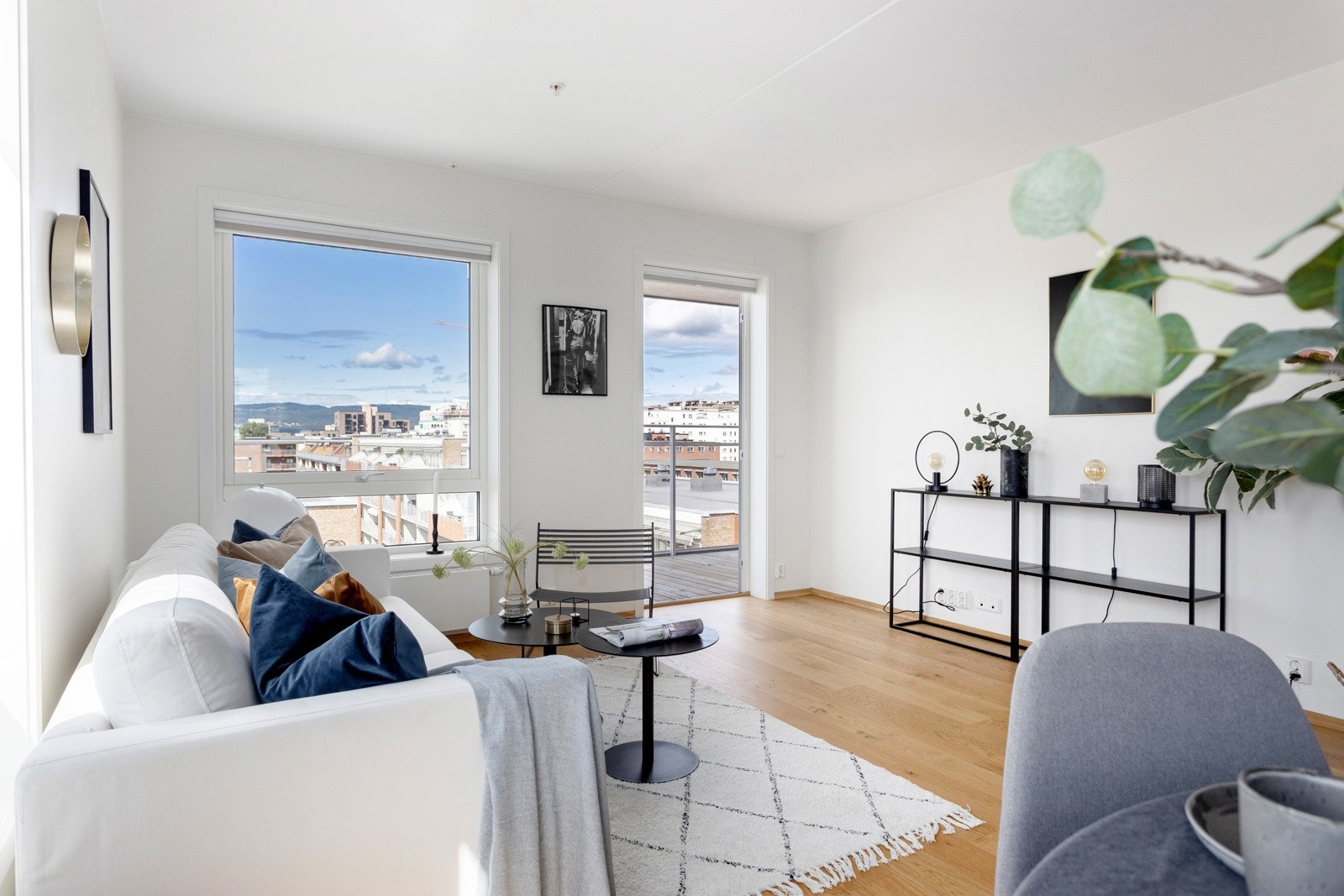 Det er spesialtilpassede plisségardiner på alle vinduer og balkongdør. Galleribilde