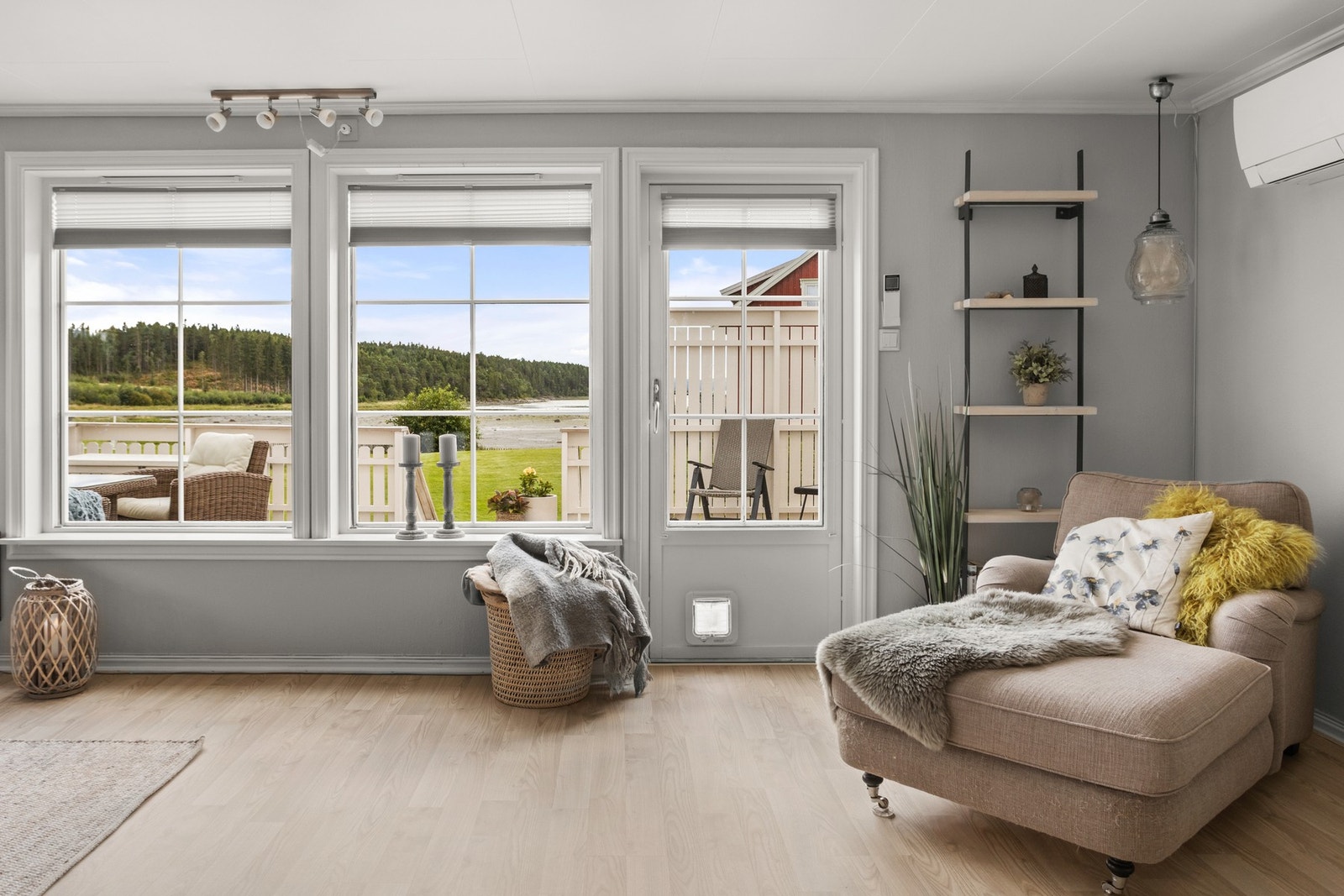 Fra stuen er det utgang til hyggelig uteplass Galleribilde