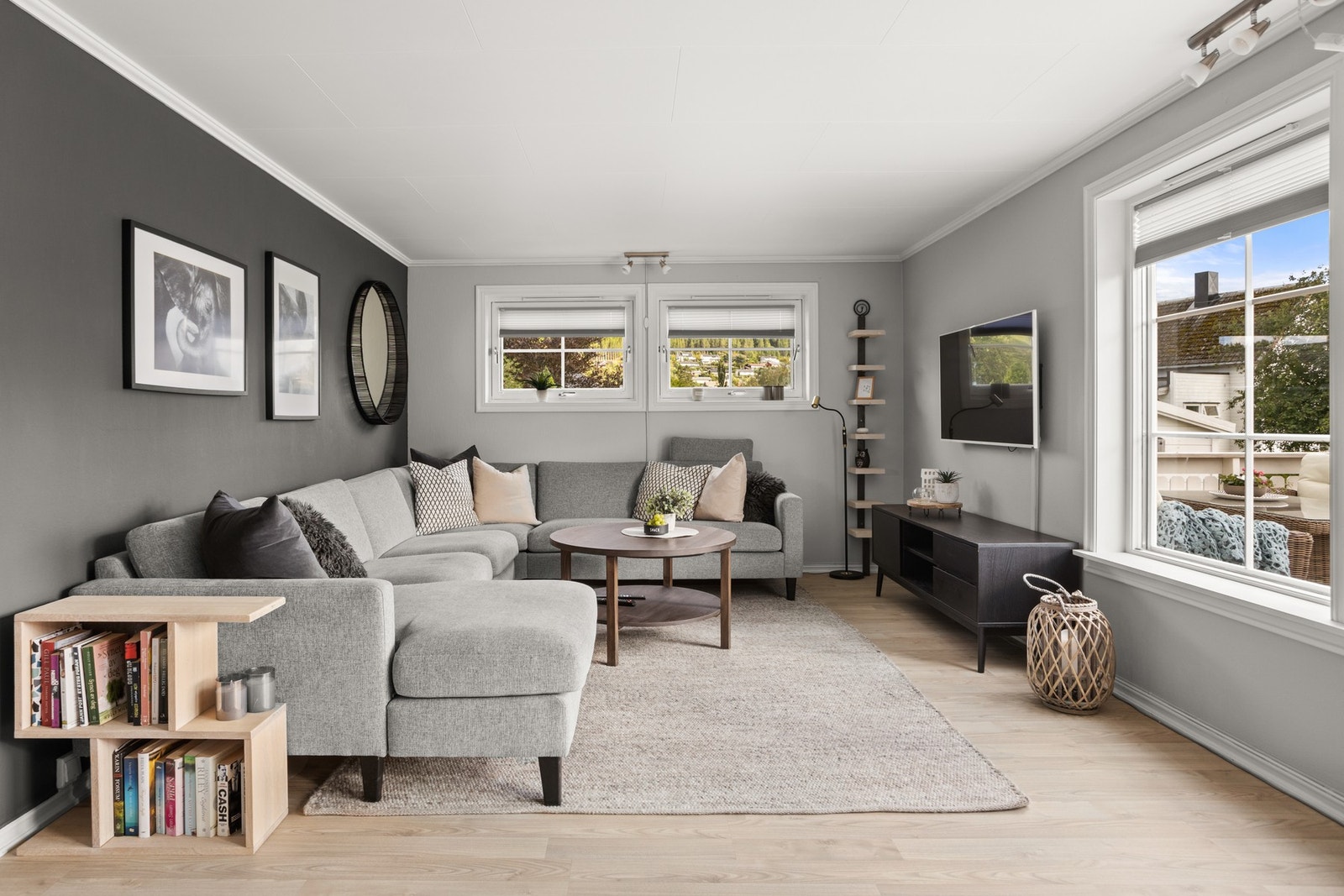 Vinduene gir godt med innlys i boligen. Vinduene er byttet i tidsrommet 1995-2017. Galleribilde