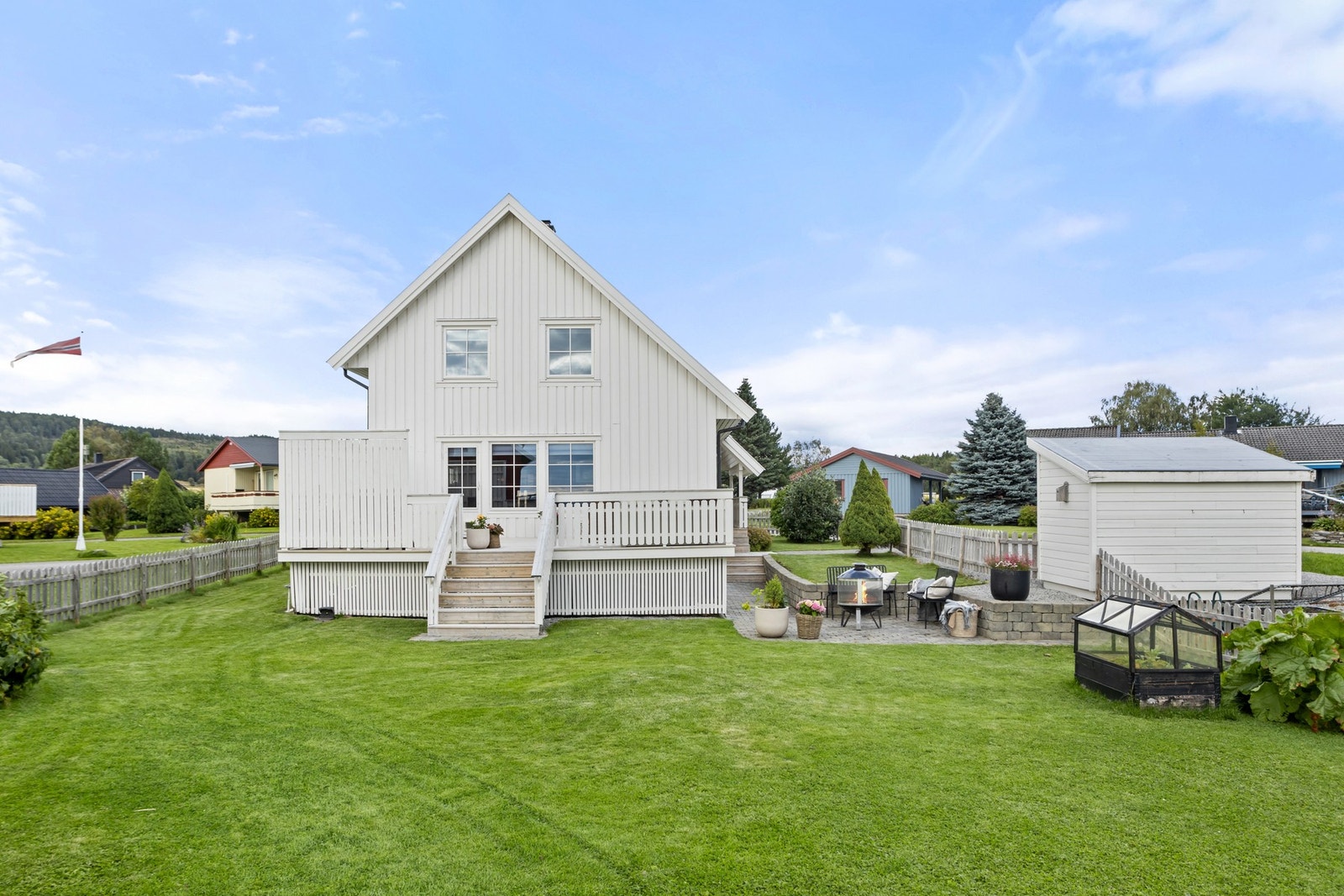 Meget god beliggenhet like ved sjøen! Galleribilde