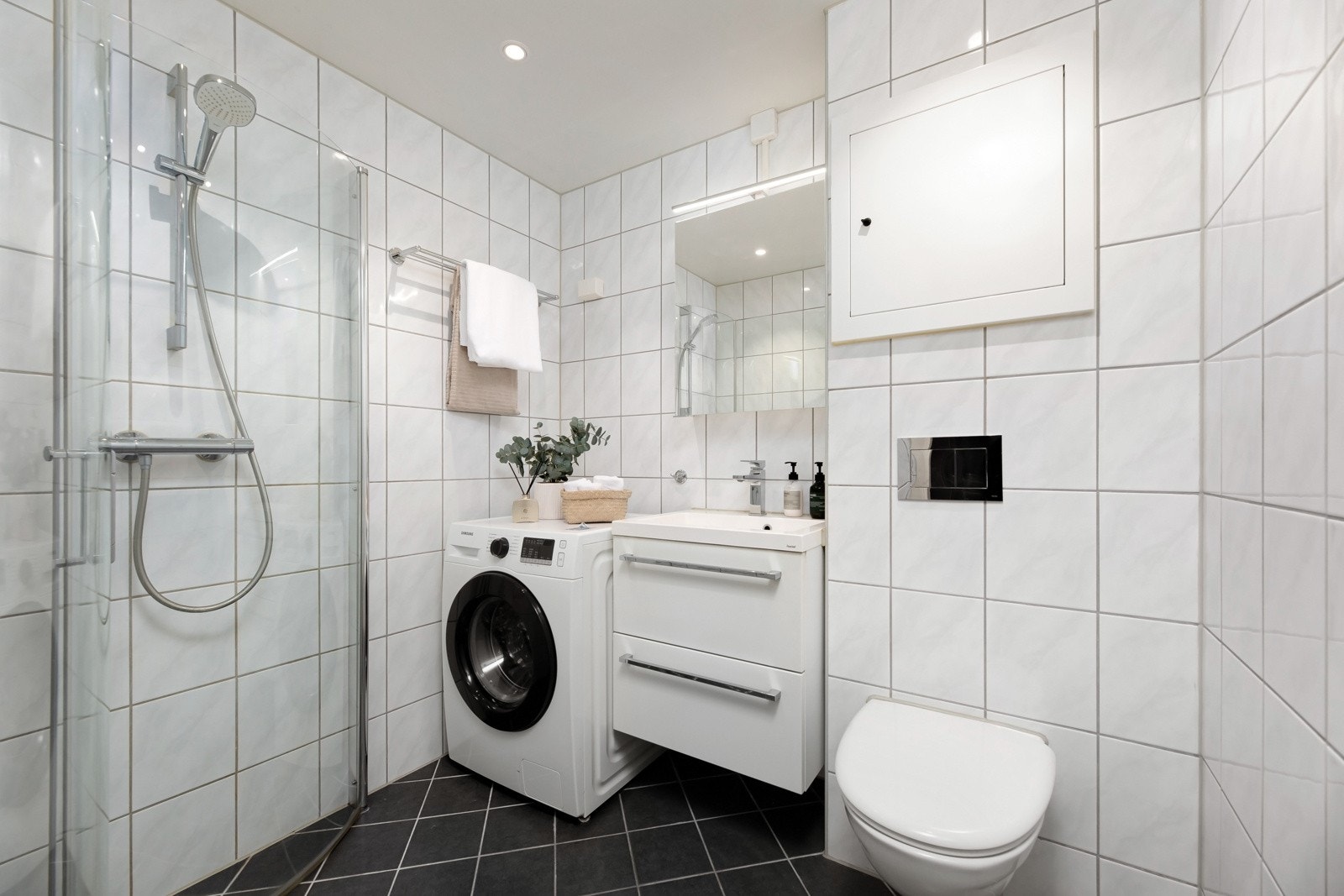 Flott flislagt bad oppusset i regi av borettslaget i 2019, med varmekabler i gulvet og downlights i himlingen Galleribilde