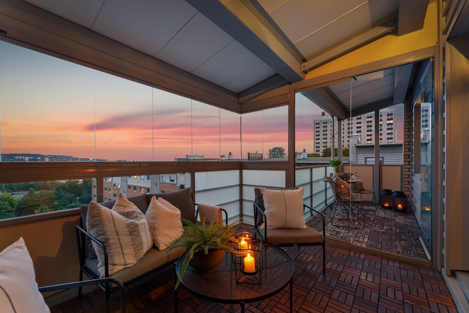 Ved å benytte varmelamper kan man nyte kveldene fra den koselige balkongen gjennom hele sommerhalvåret. Galleribilde