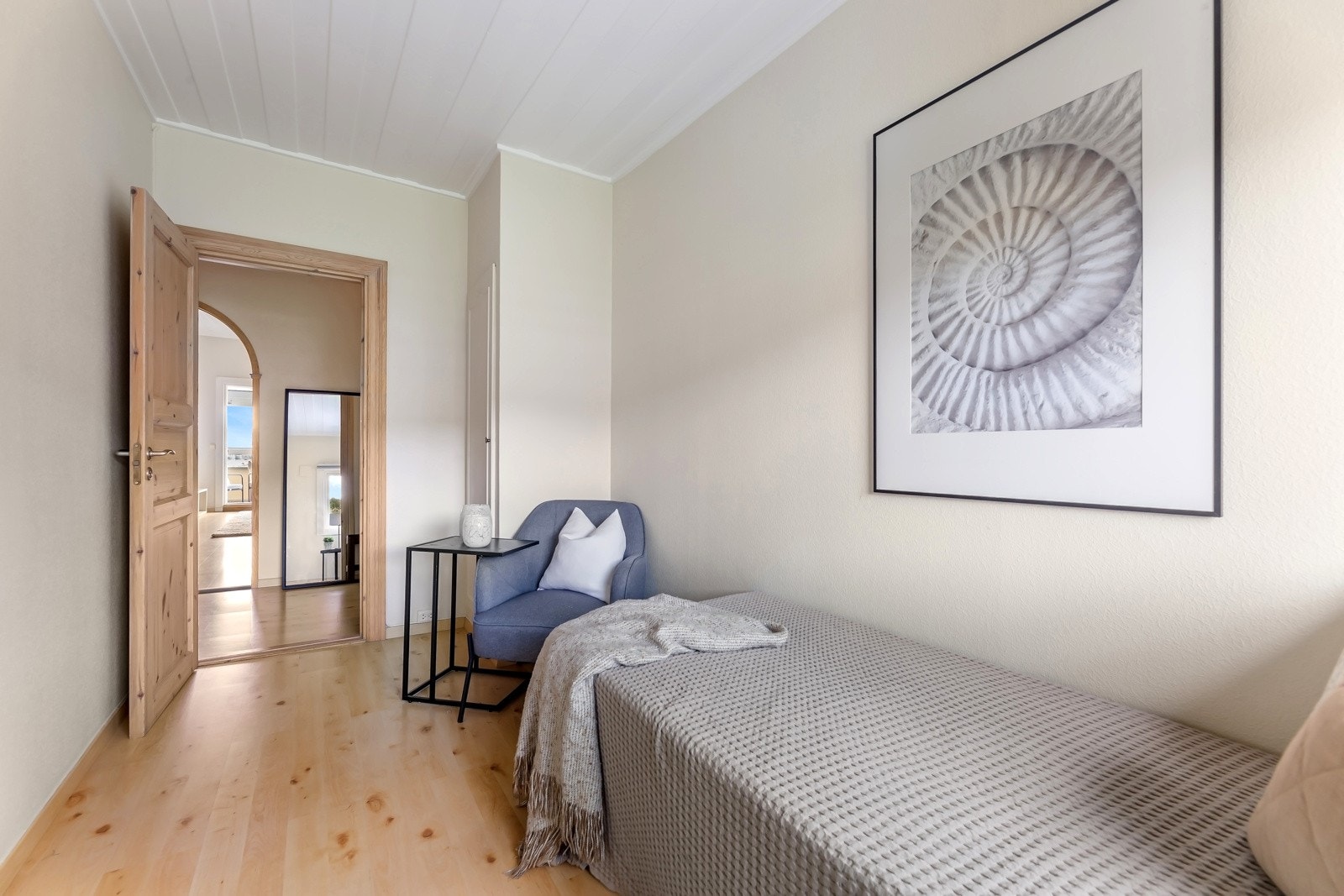 Soverom 2 har inngang fra gangen. Galleribilde