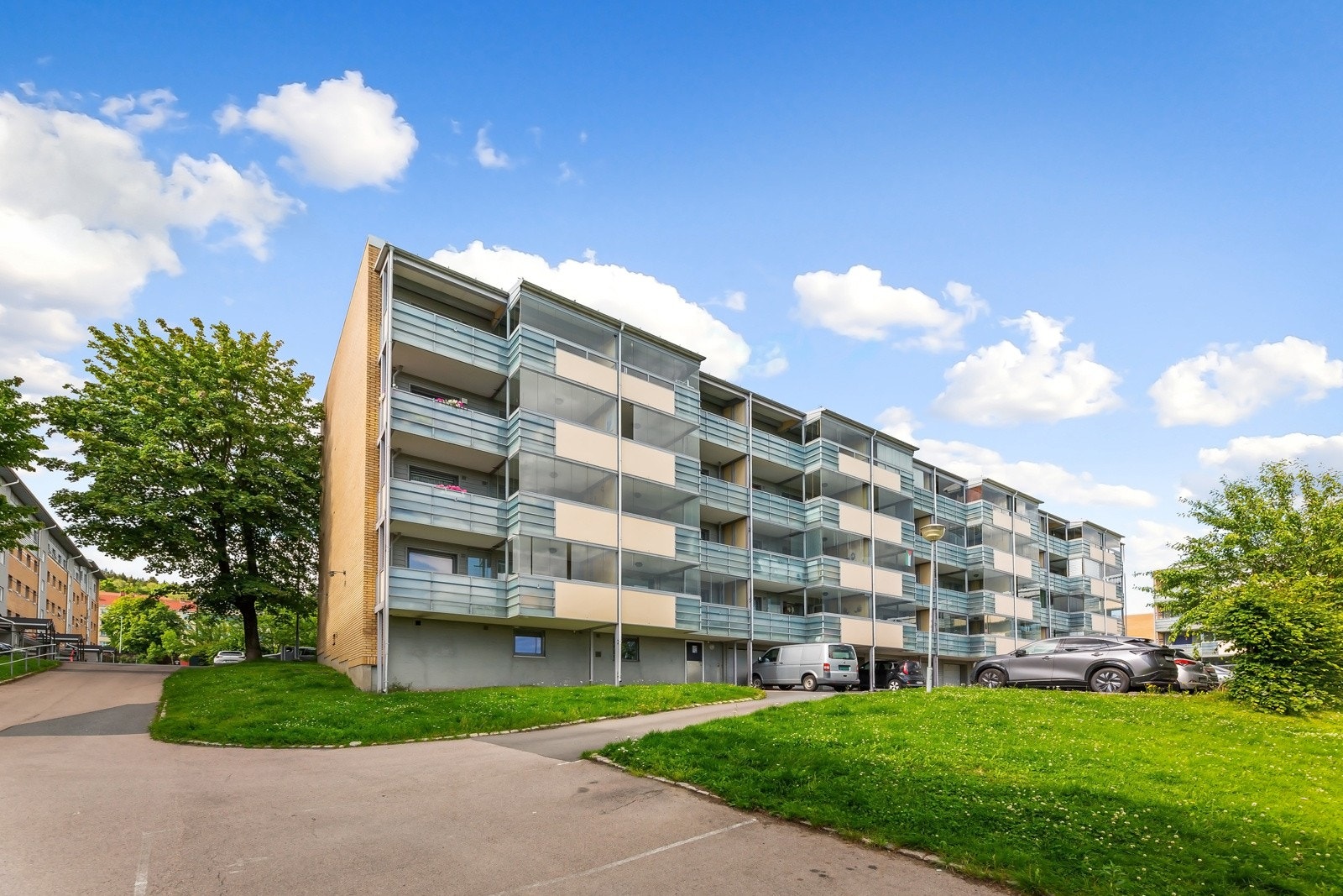 Pen fasade med idylliske og frodige grøntområder. Galleribilde